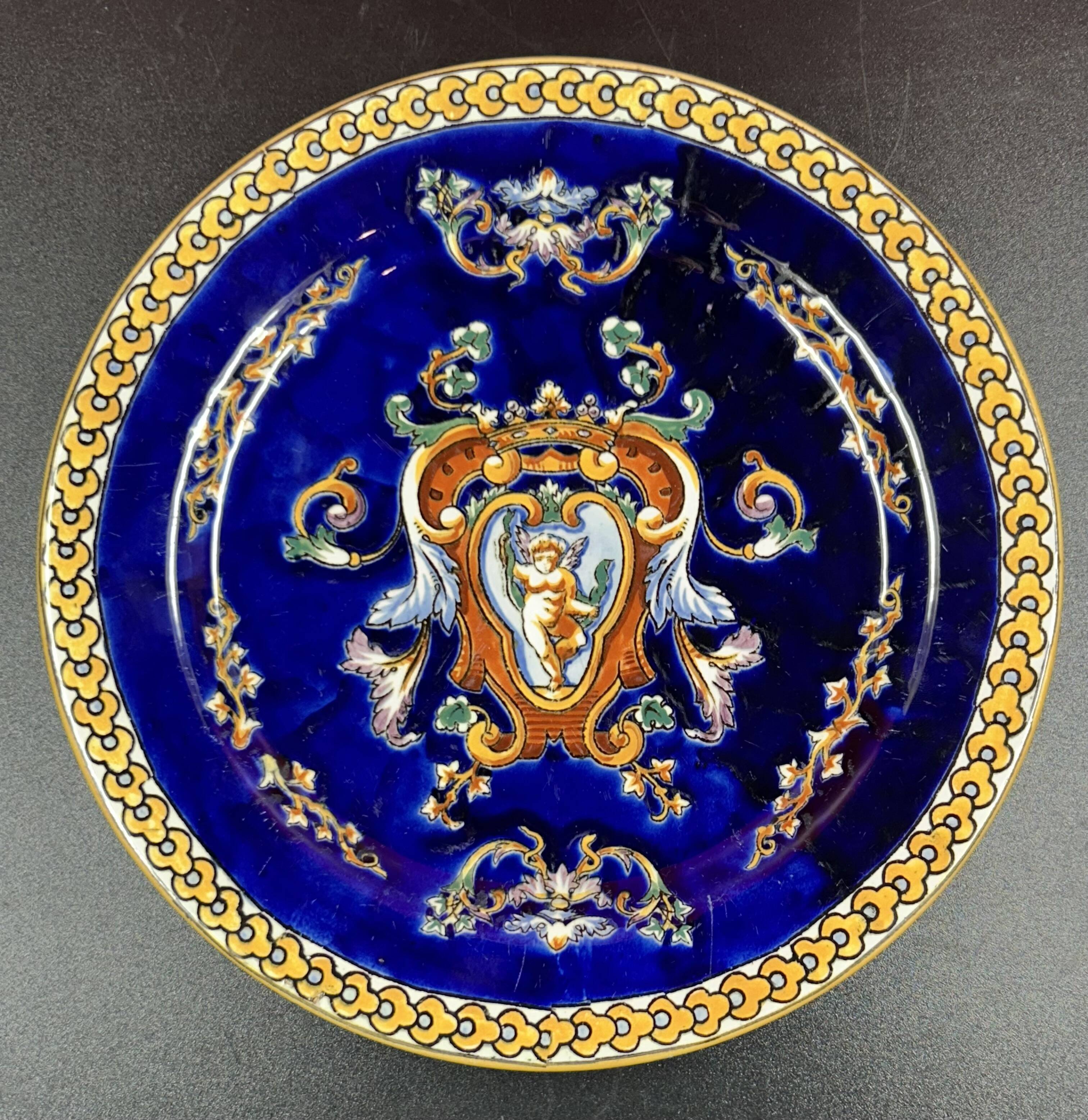 Antique Gien plate with Renaissance decoration, angel, putti... 25 cm