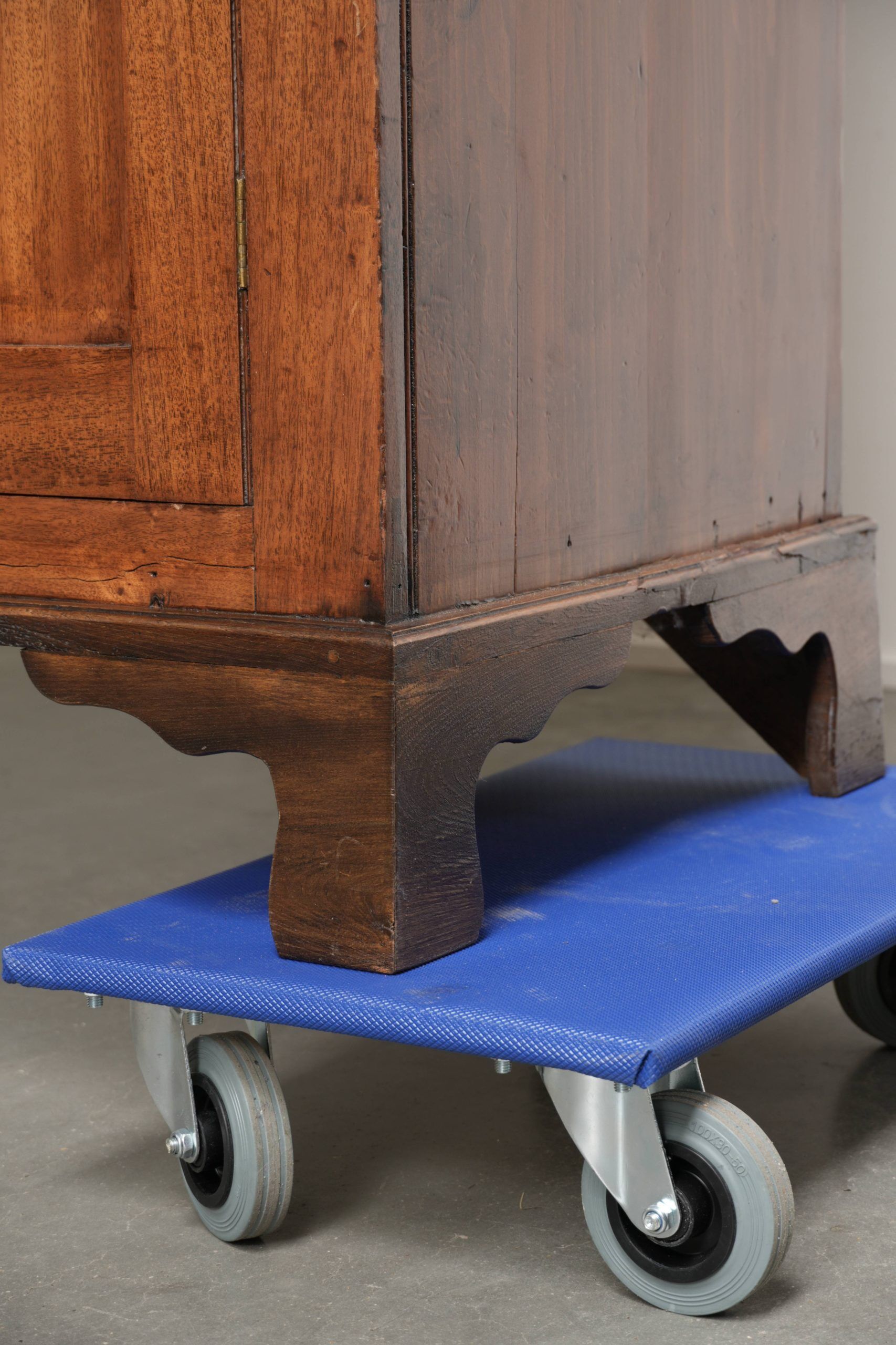 Buffet anglais ancien du début du 19e siècle dans le style gothique.