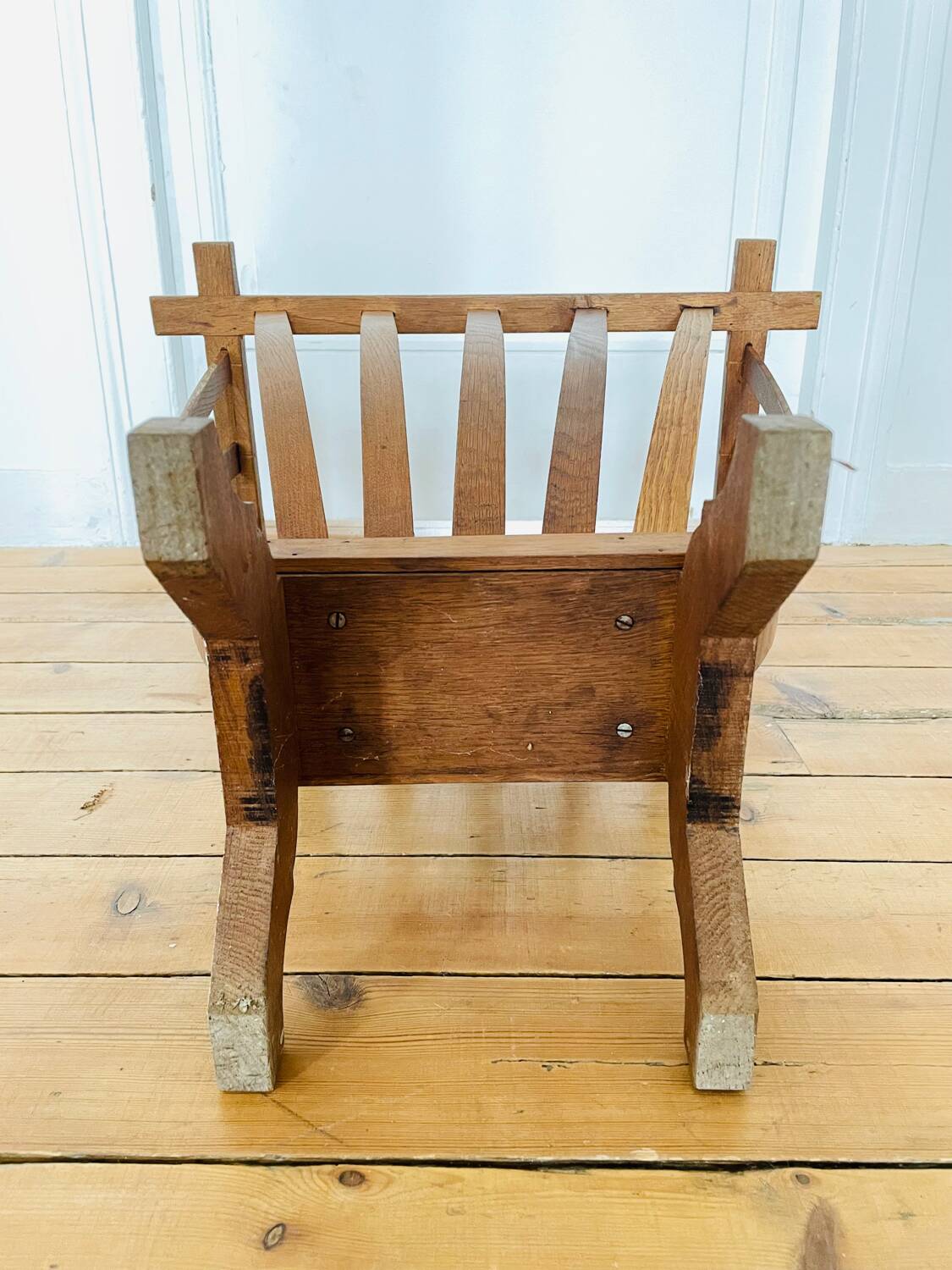 Sewing rack, old basket for balls of wool