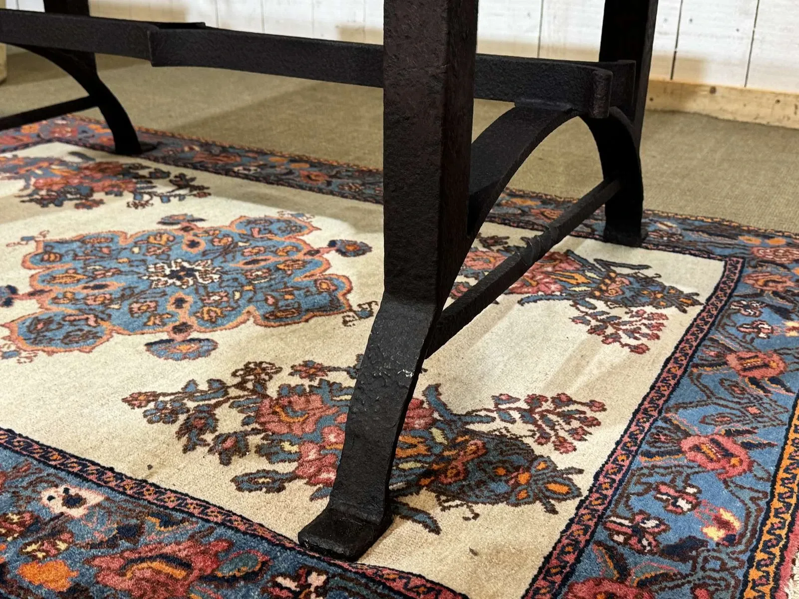 Table en marbre et piétement fonte