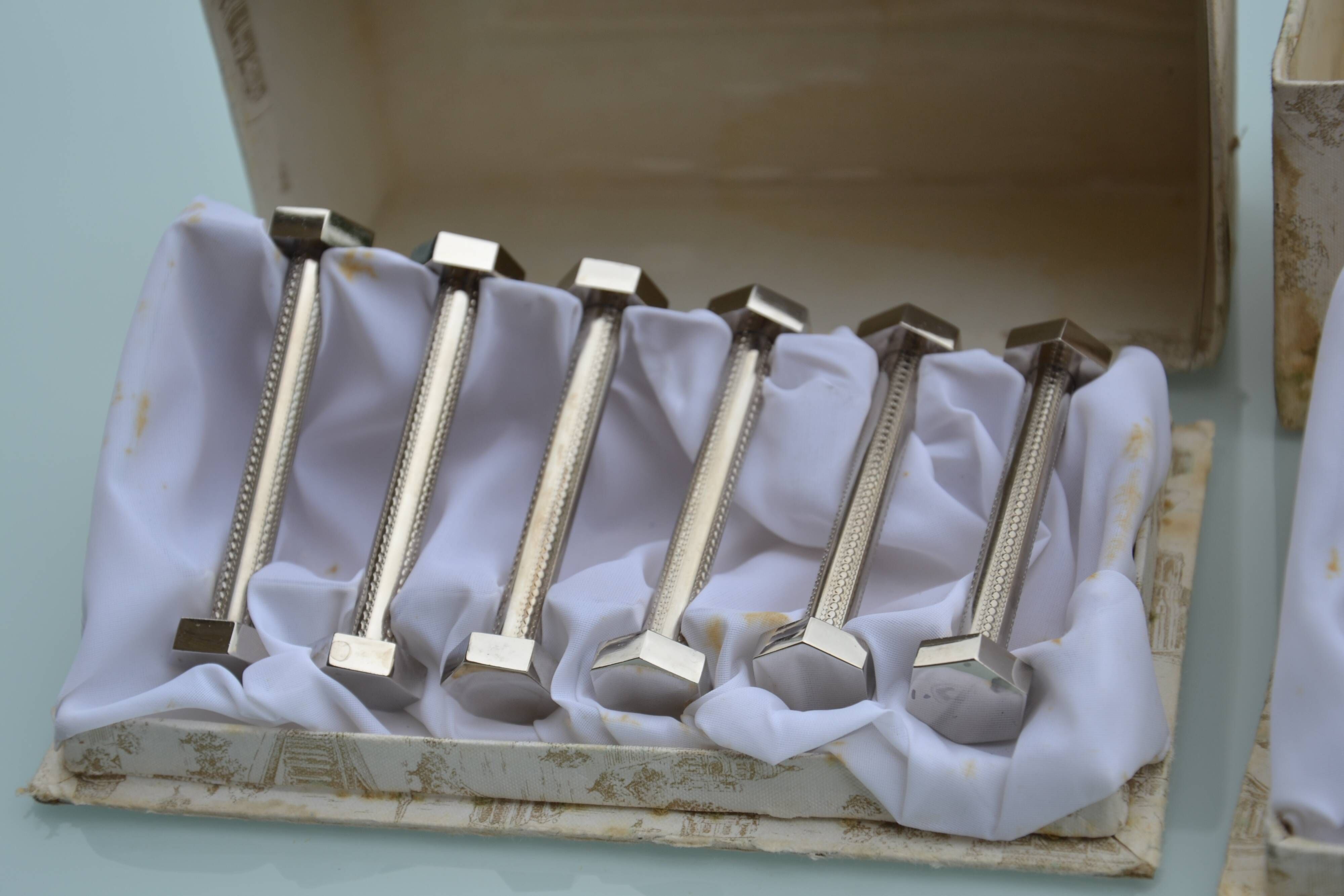 12 bolt-shaped knife rests in their original vintage box