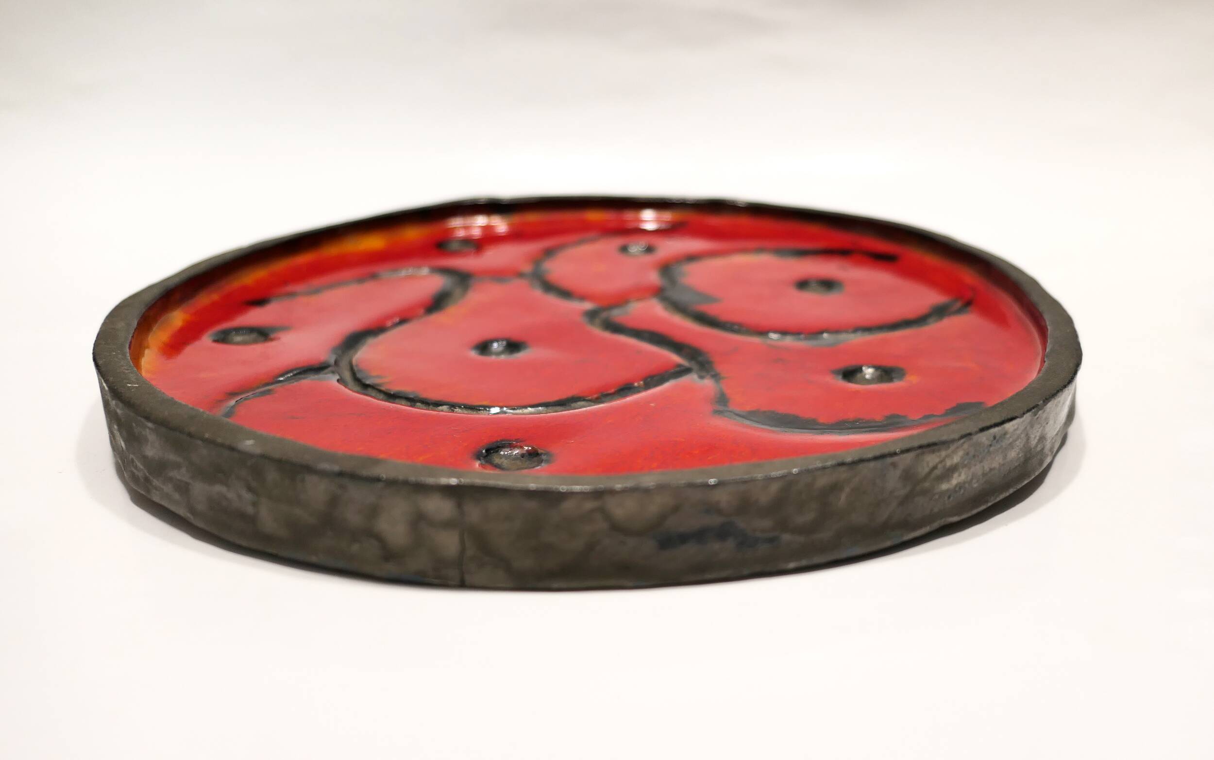 Plat brutaliste circulaire rouge et noir en céramique années 70's