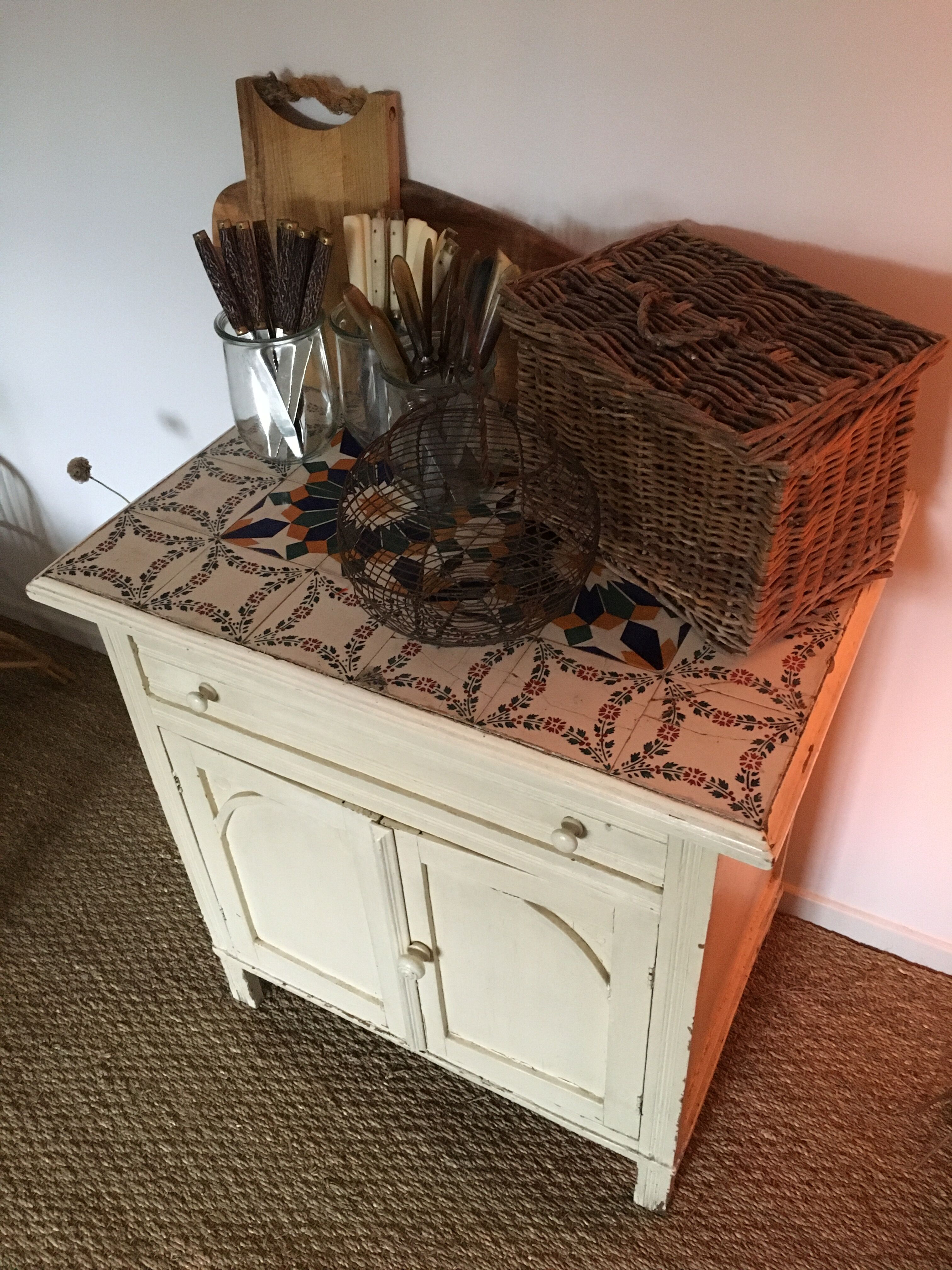 Small tiled buffet
