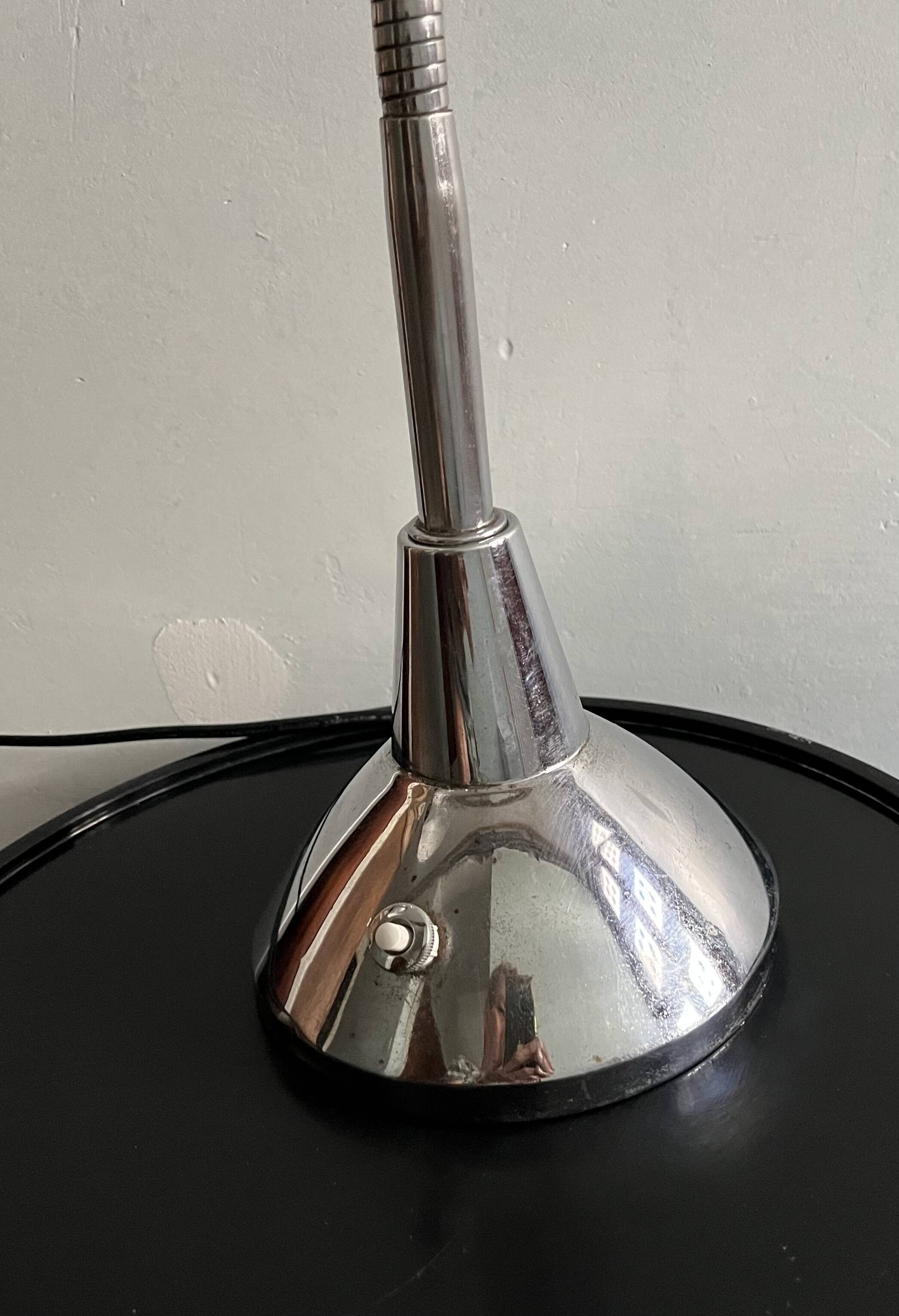 Lampe de bureau en acier chromé