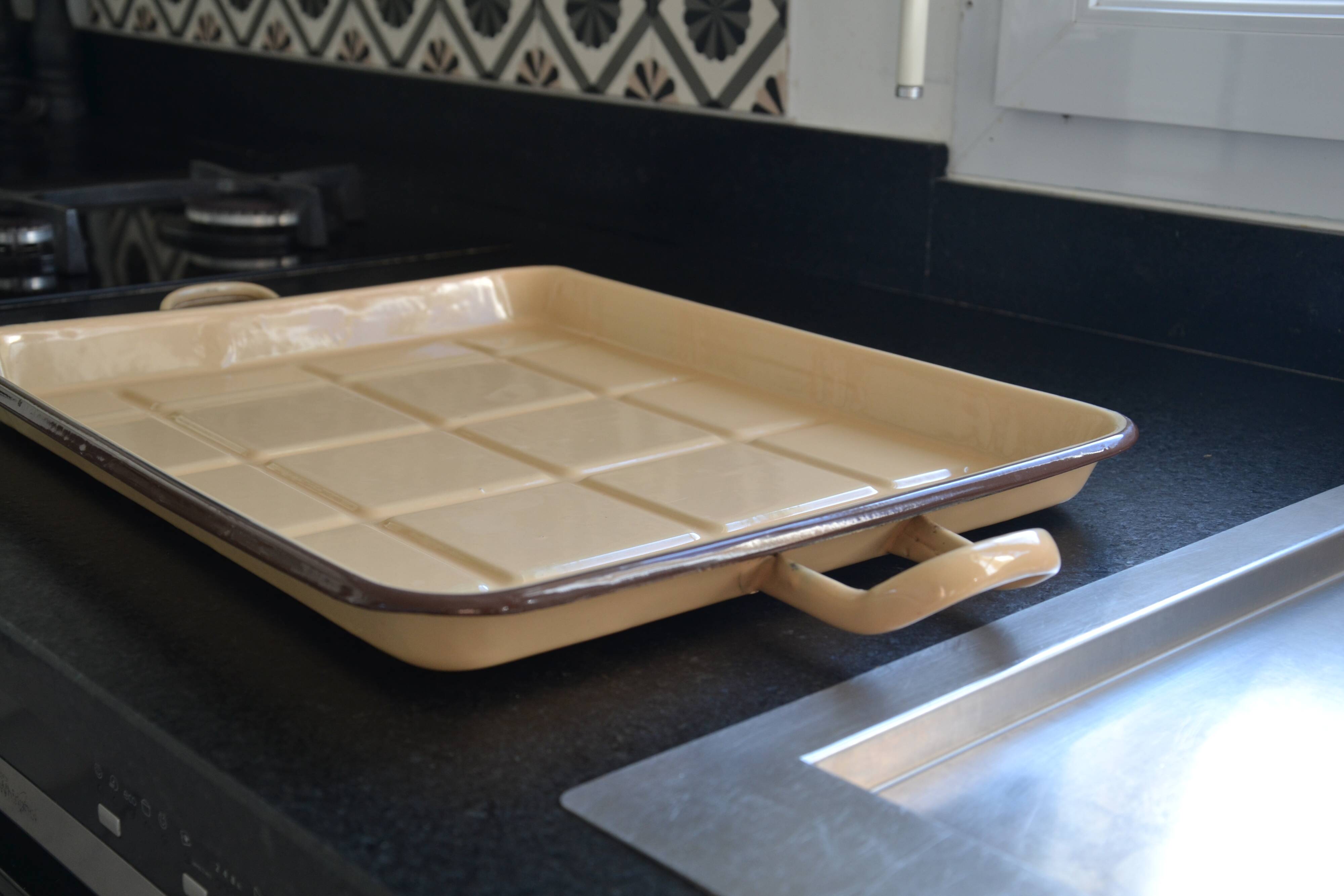 Vintage enamelled sheet metal tray