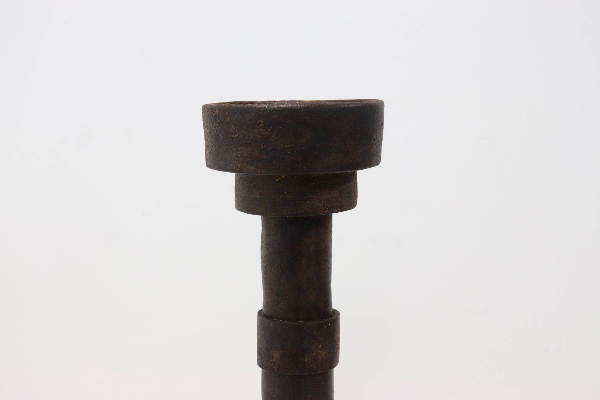 Objet cylindrique en grès brutaliste signé Studio Pottery années 1960