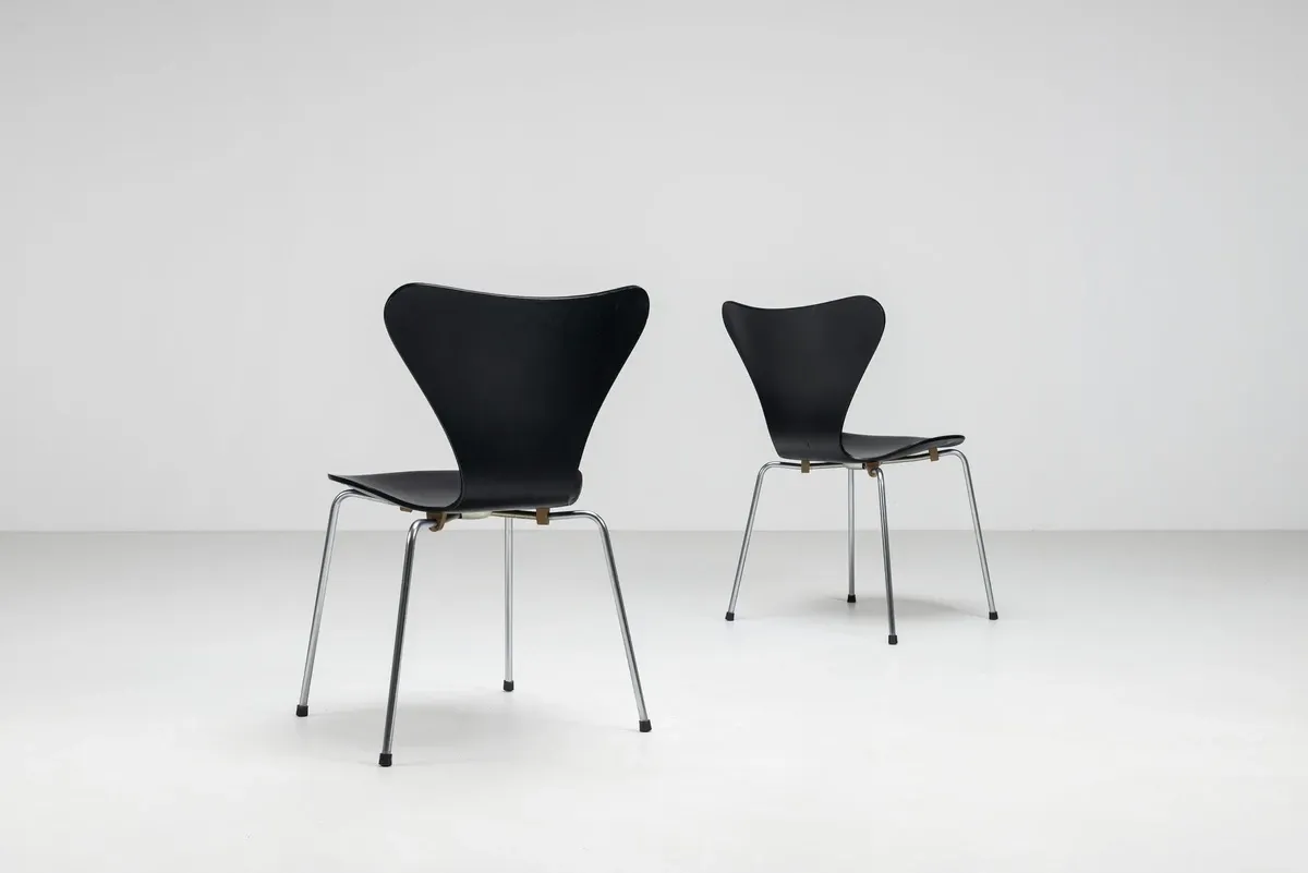 Arne Jacobsen set of eight 3107 Butterfly dining chairs Fritz Hansen Denmark 1967