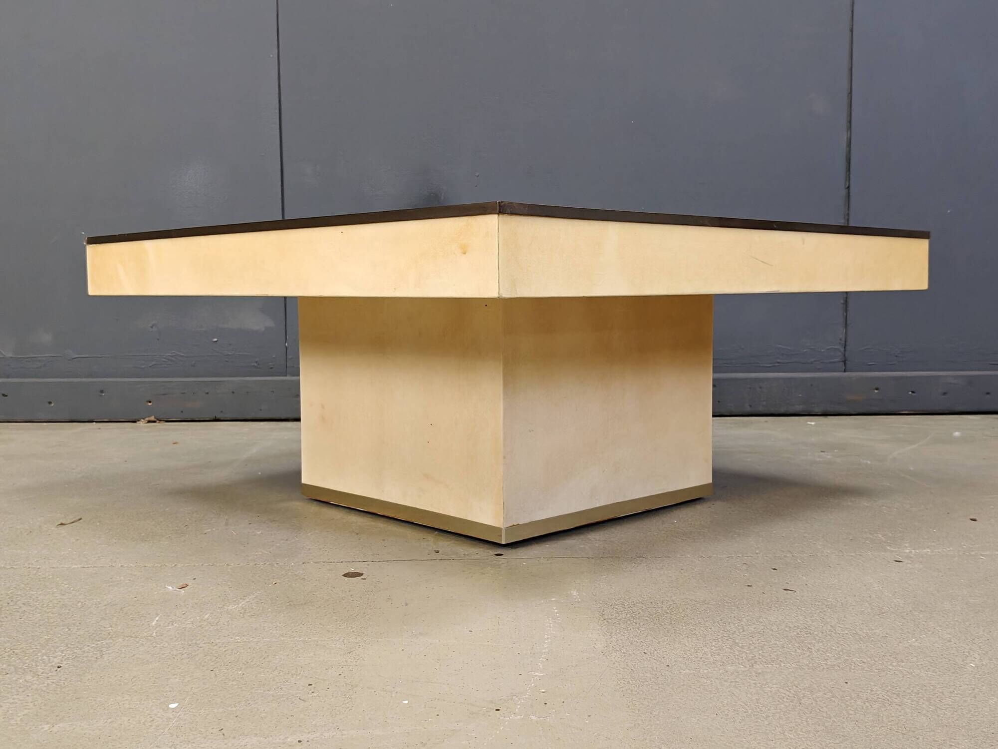 Table basse en peau de chèvre laquée Aldo Tura, années 1960
