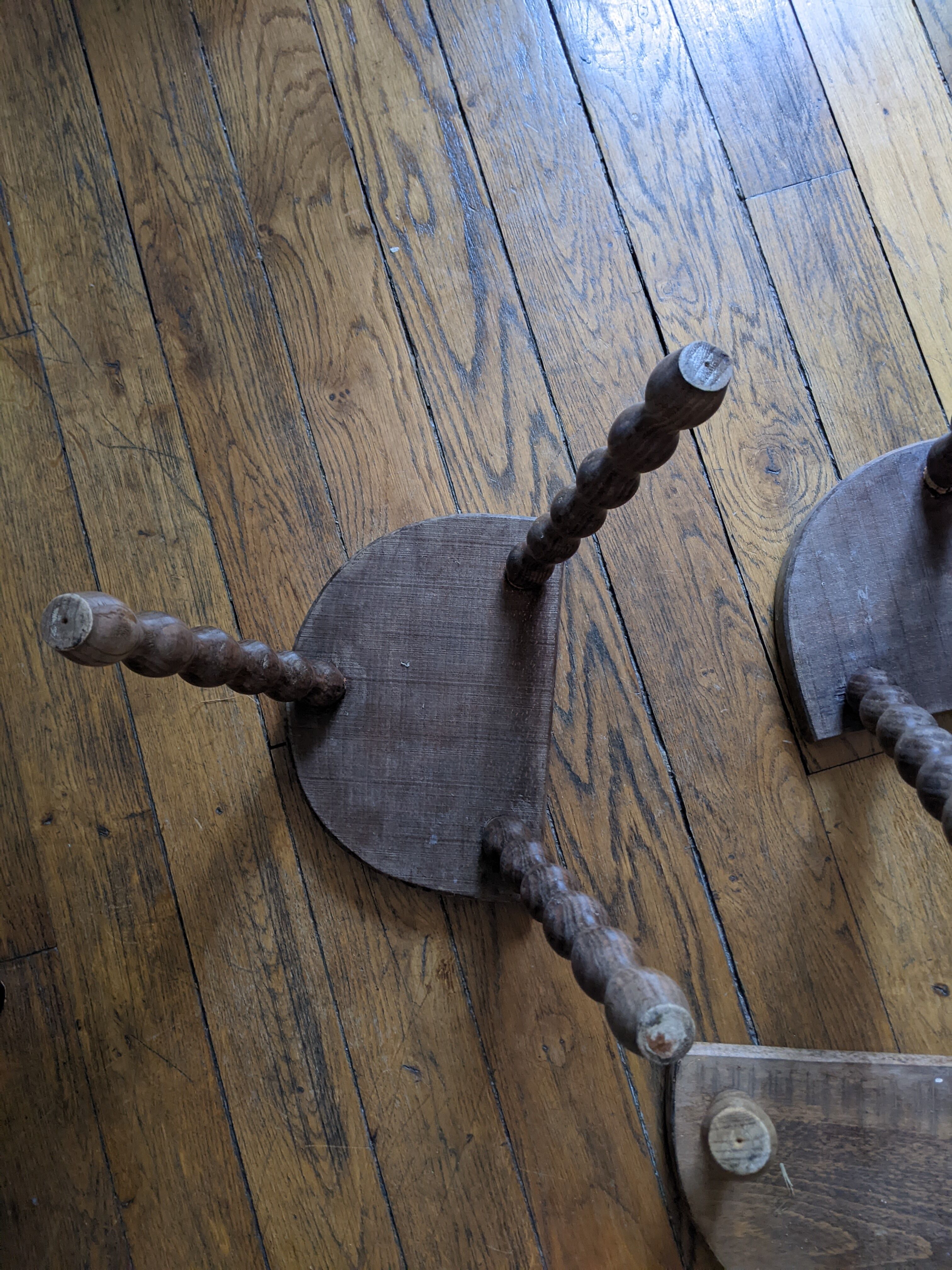 Lot de 3 tabourets tripodes en bois tourné