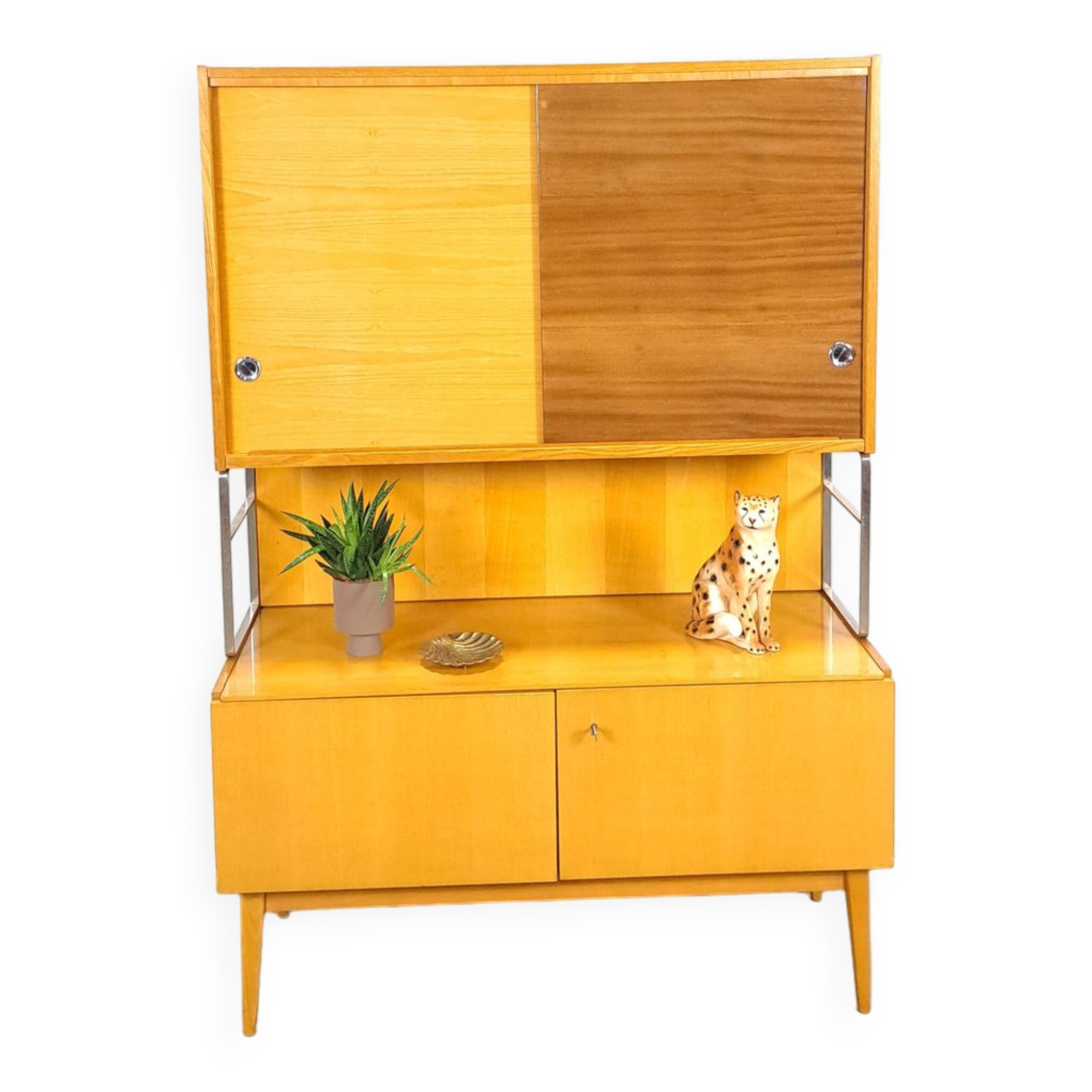 Jitona design vitrinekast met 2 kleuren fineer en schuifdeuren