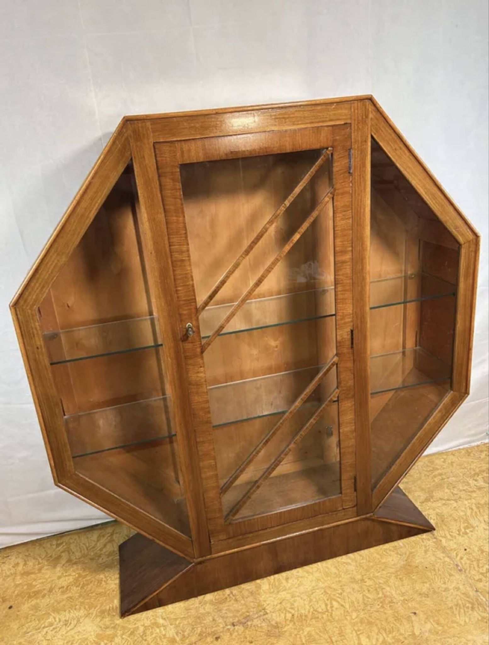 Cabinet d'exposition hexagonal en noyer vintage art déco - 1920-1930