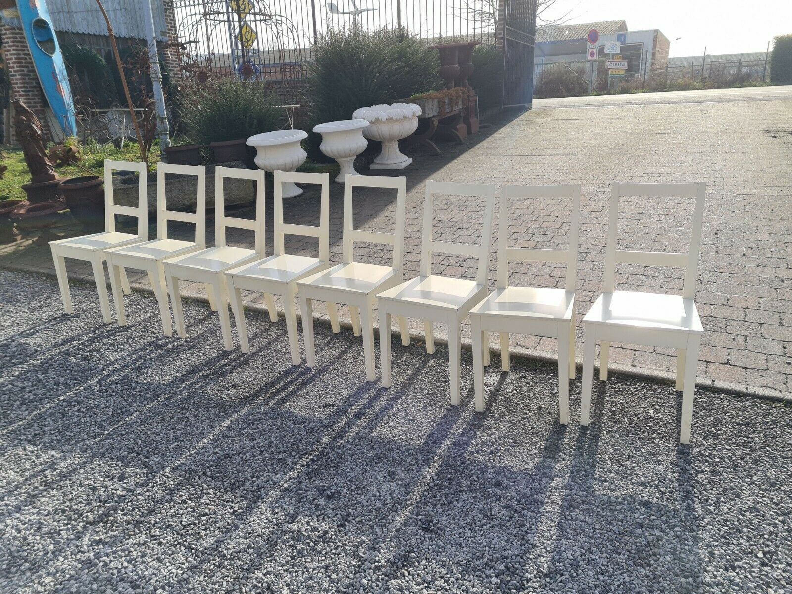 8 chaises blanches en bois