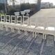 8 chaises blanches en bois