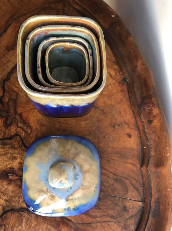 Pots et plat en céramique bleus