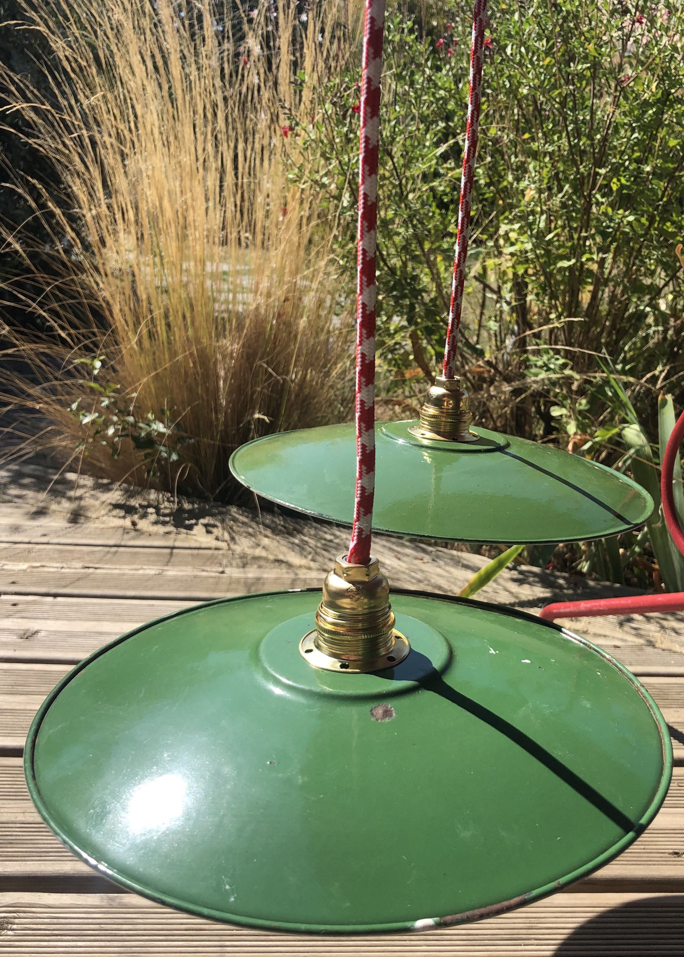 Pair of vintage hanging in green emailled tole 24 cm E14 sleeve