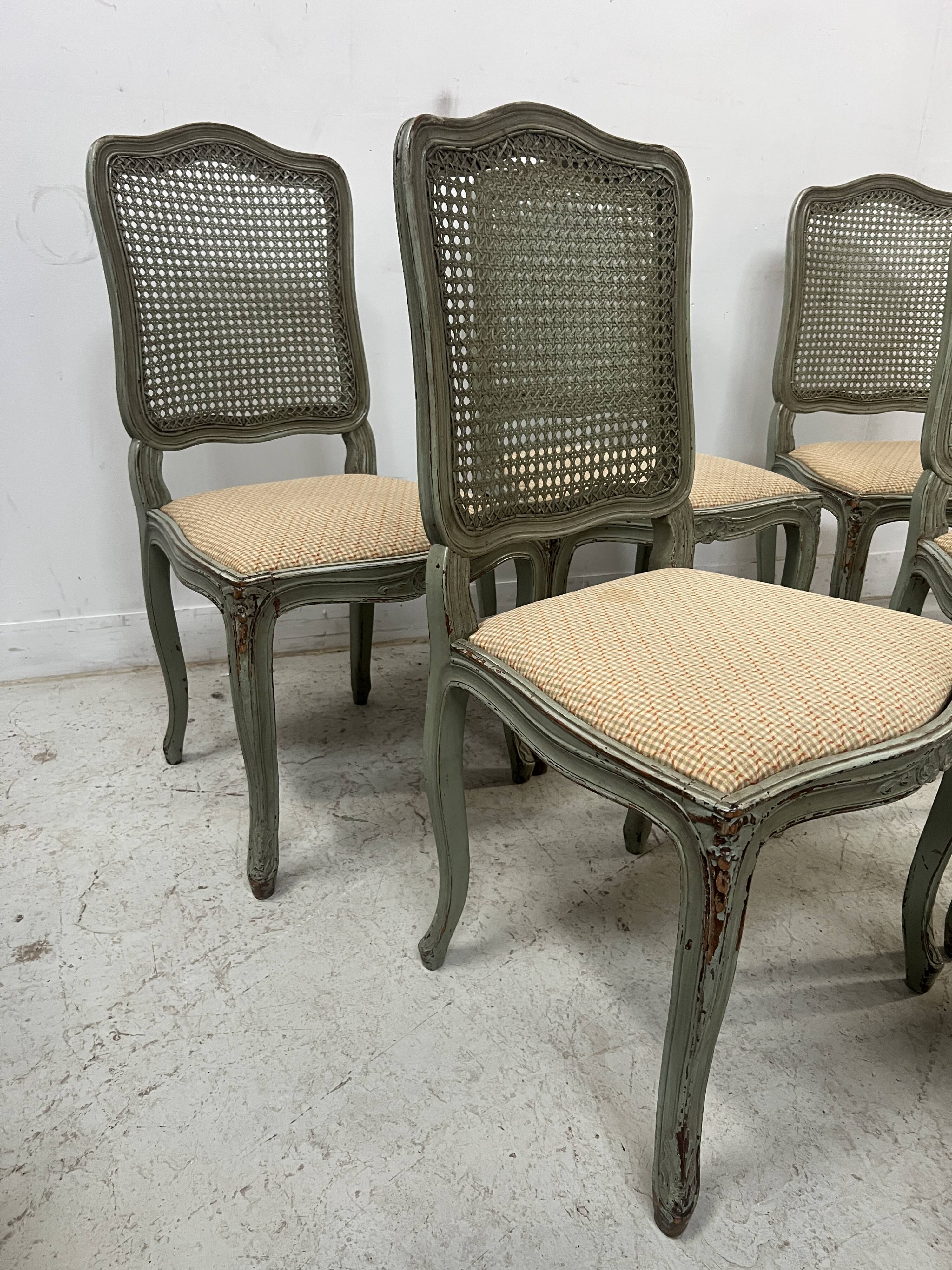 Suite de six chaises de style Louis XV en hetre laqué XX siècle