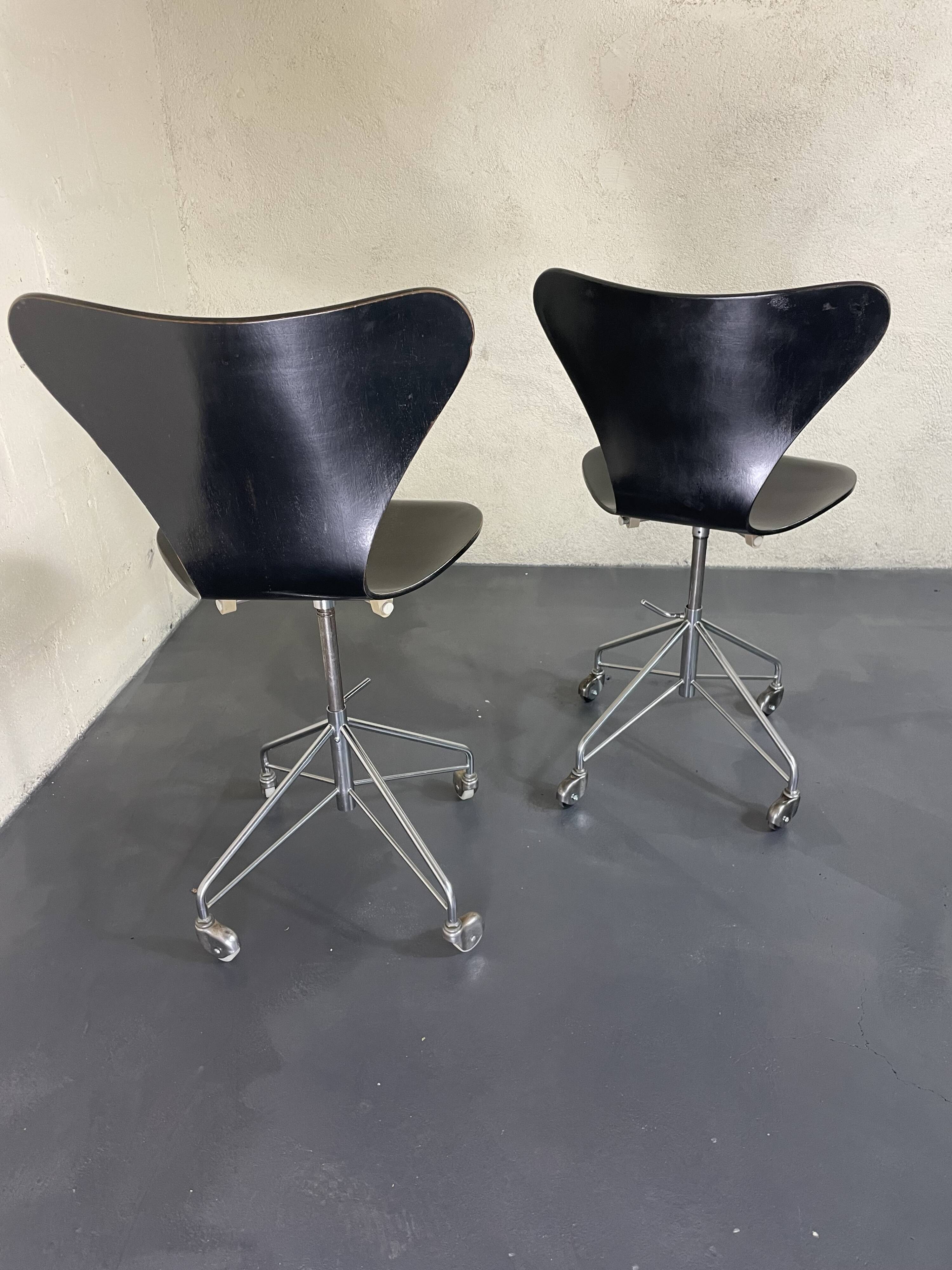 Pair of office chairs by Arne Jacobsen for Fritz Hansen (circa 1955)