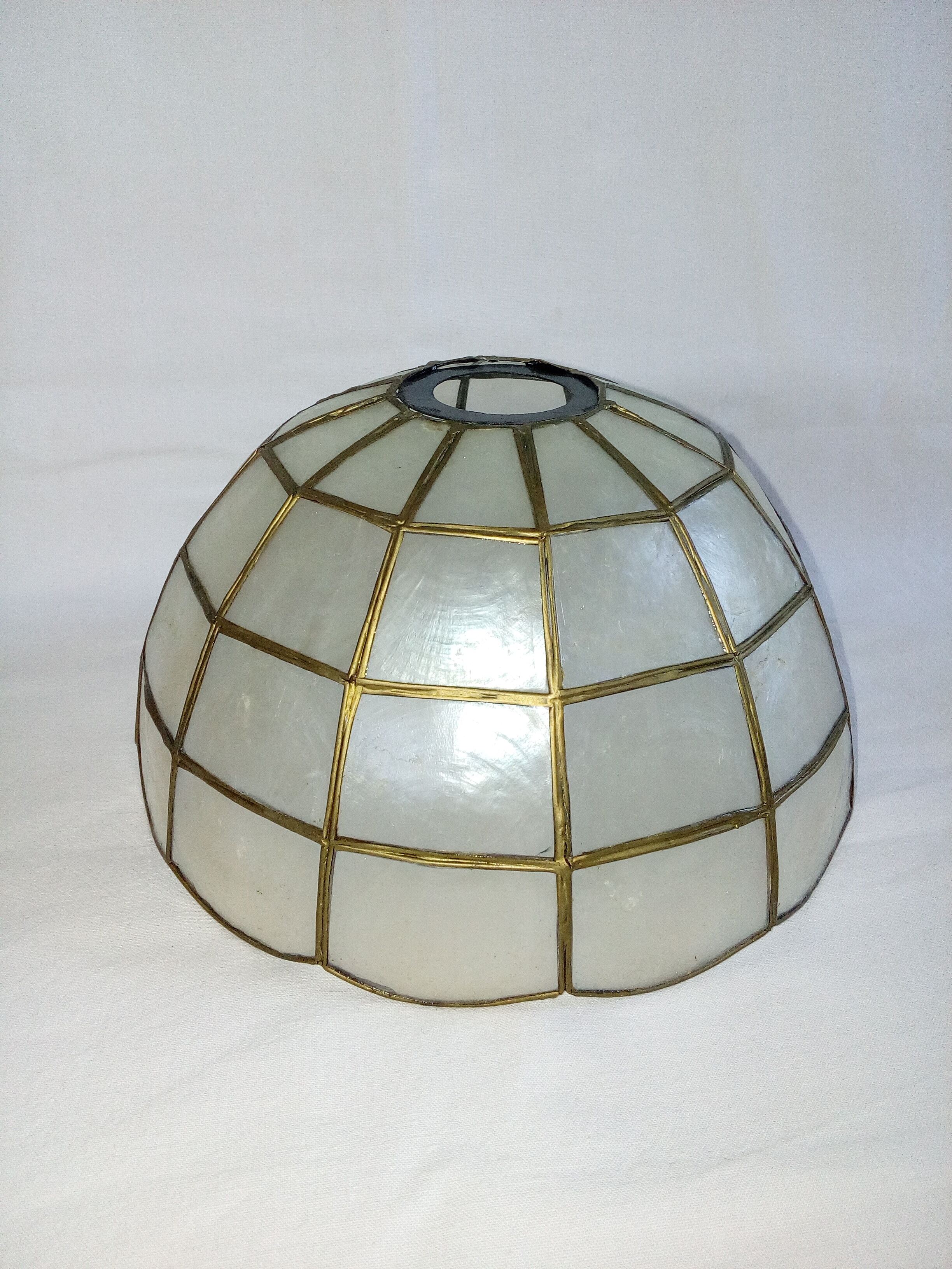 Mother-of-pearl lampshade for hanging