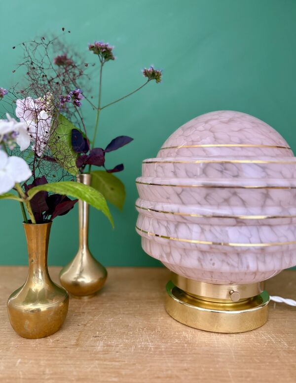 Lampe à poser globe vintage art déco en verre de Clichy rose et or