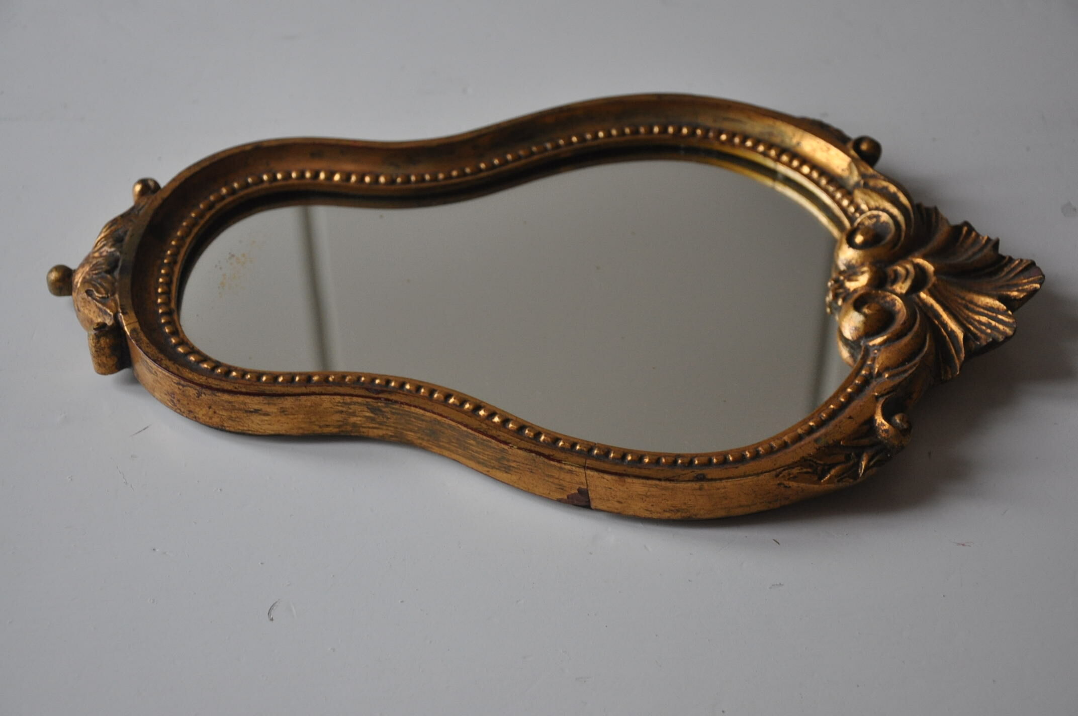Miroir de style en bois doré vintage