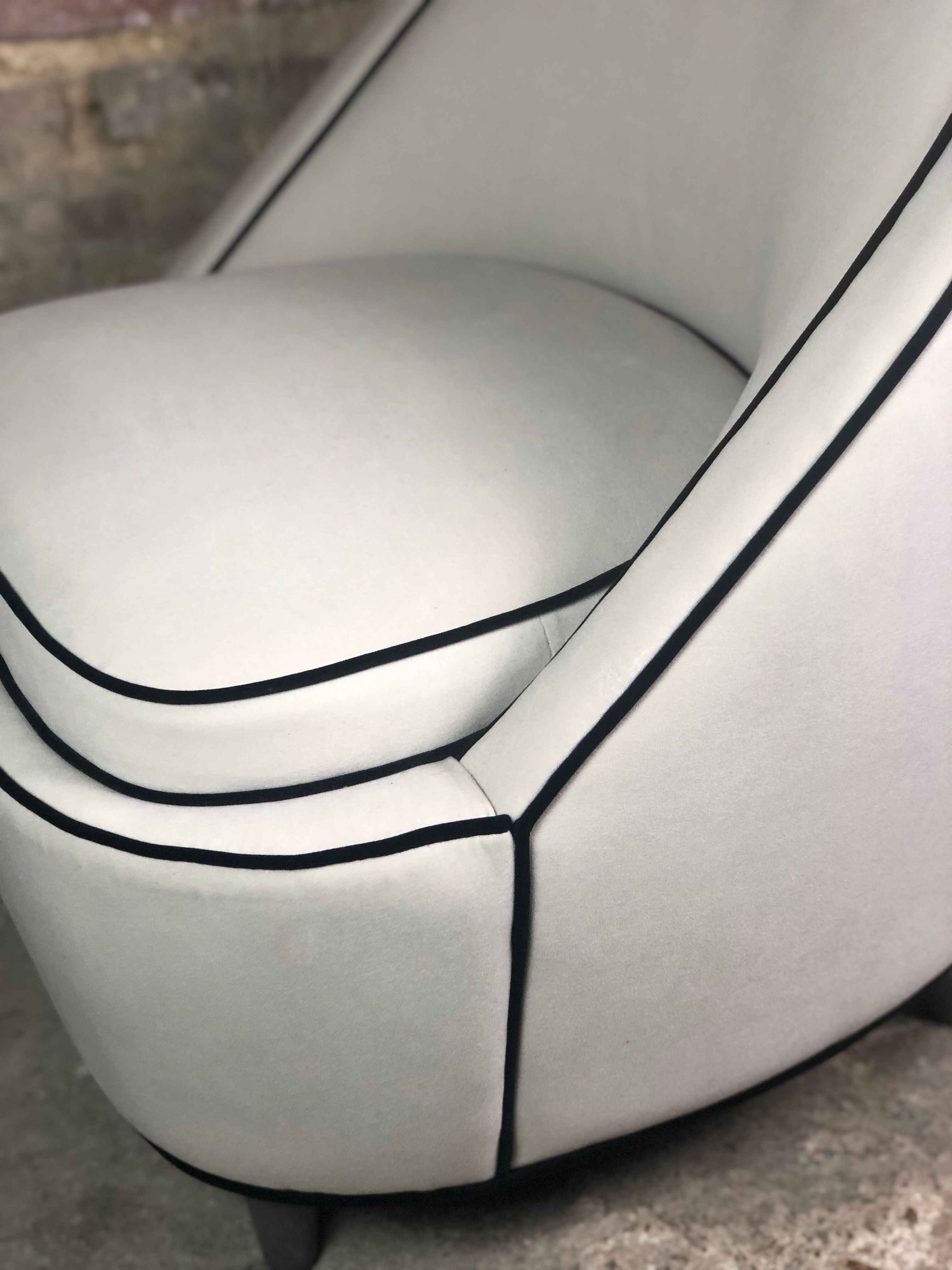 Fauteuil rétro vintage 80's en velours blanc gansé noir