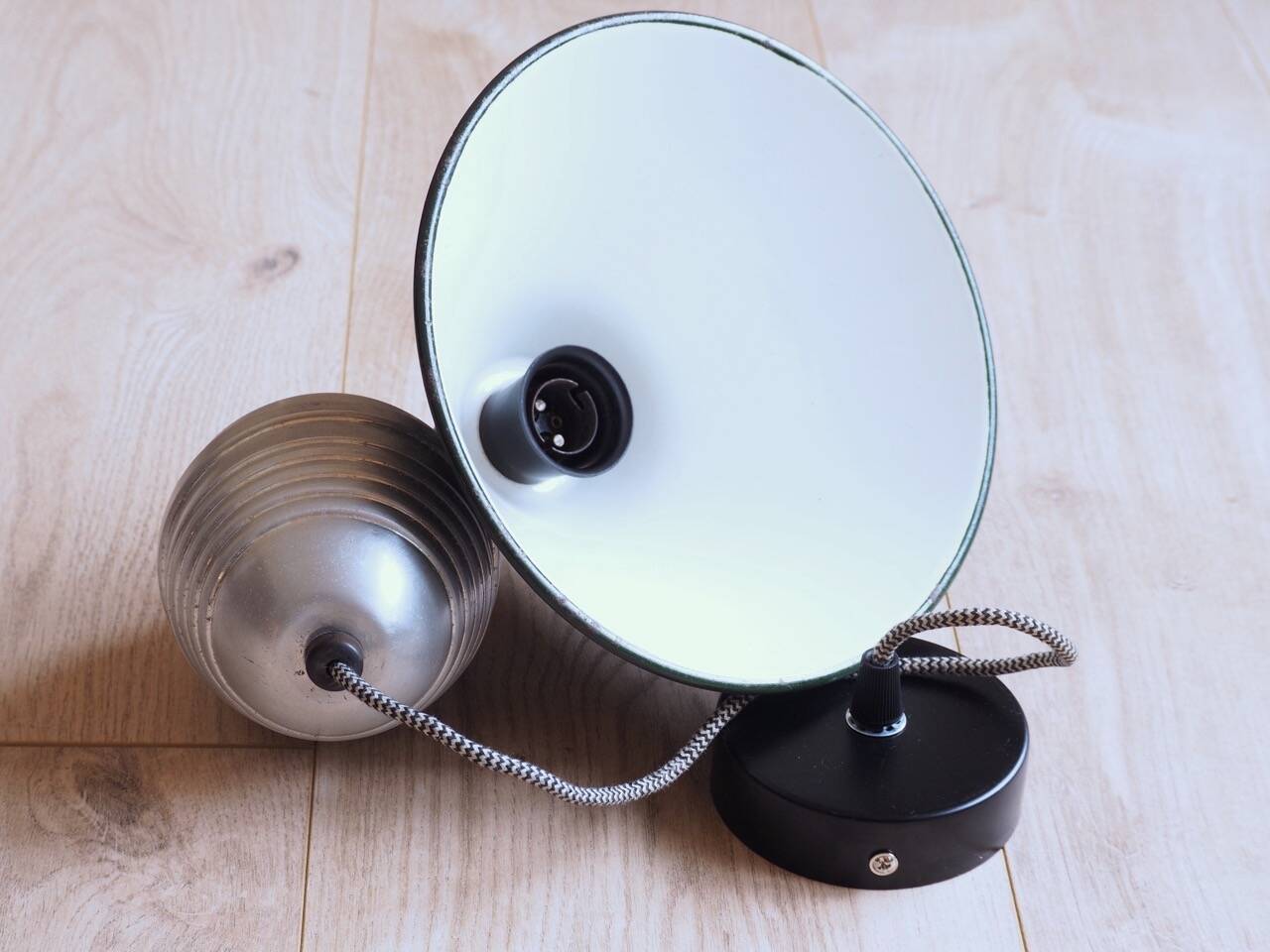 Old workshop enameled sheet metal pendant light - raises and lowers