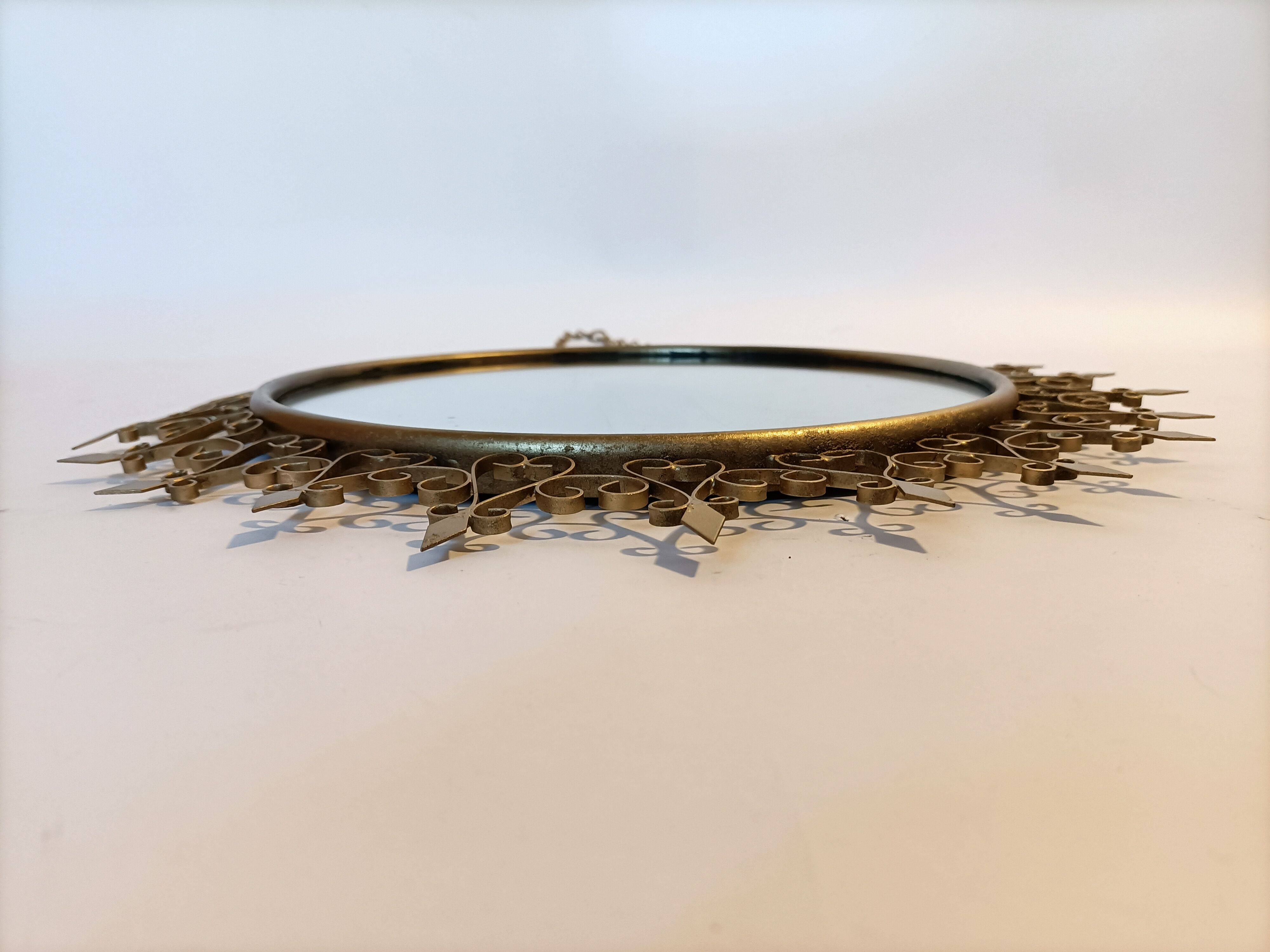 Miroir doré Chaty Vallauris signé en fer forgé Vintage, 1960.