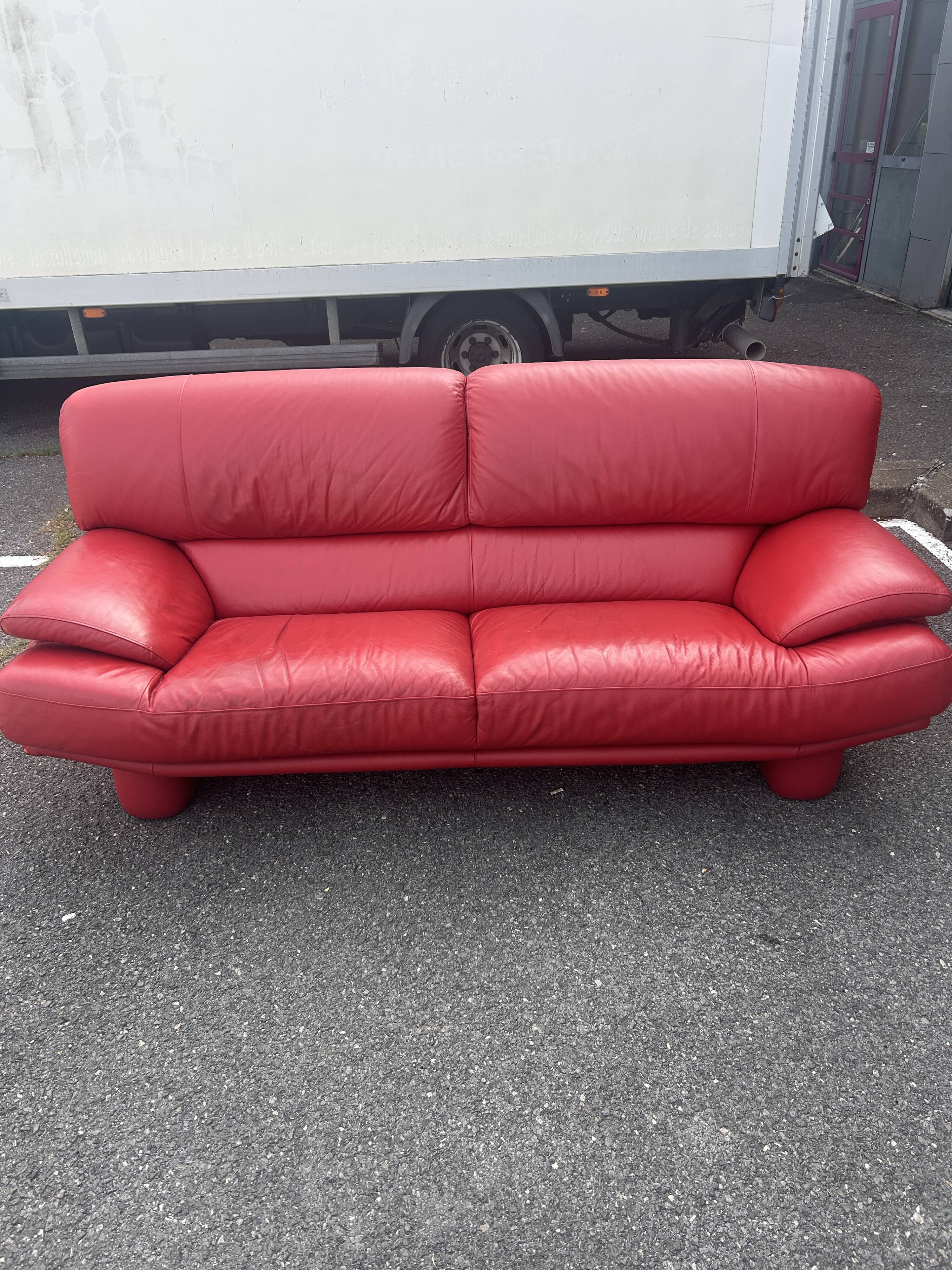 Three-seater red full-grain leather sofa – Vintage Italian design from the years.