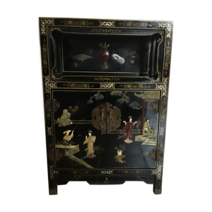 Meuble laque asiatique motifs en relief nacre pierre et autre