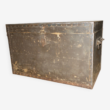 Beautiful cabinetmaker's trunk in wood and metal from the 1900s. With 3 storage compartments