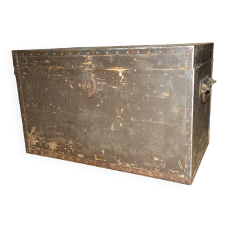 Beautiful cabinetmaker's trunk in wood and metal from the 1900s. With 3 storage compartments