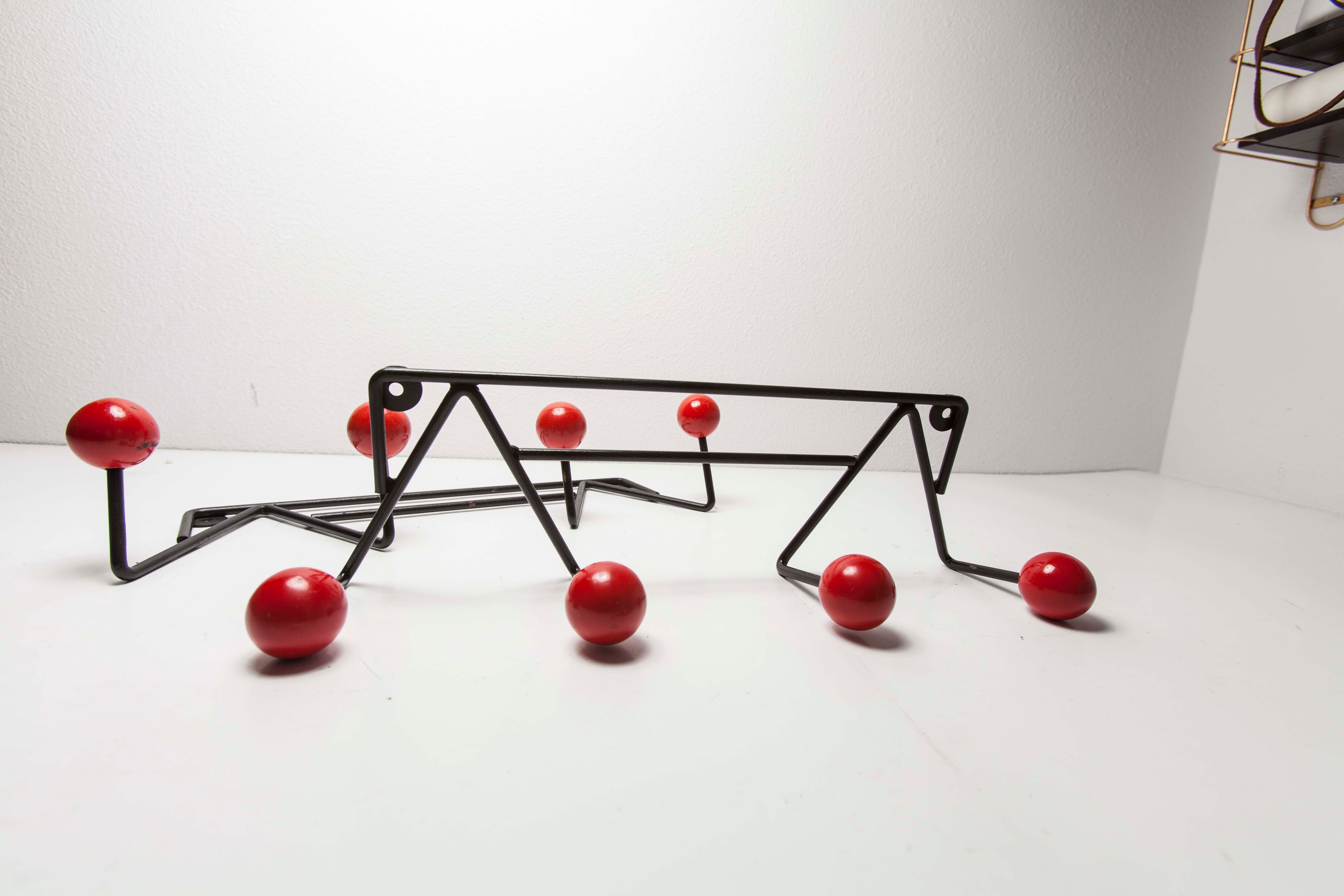 Coatrack 60s black and red 4 balls