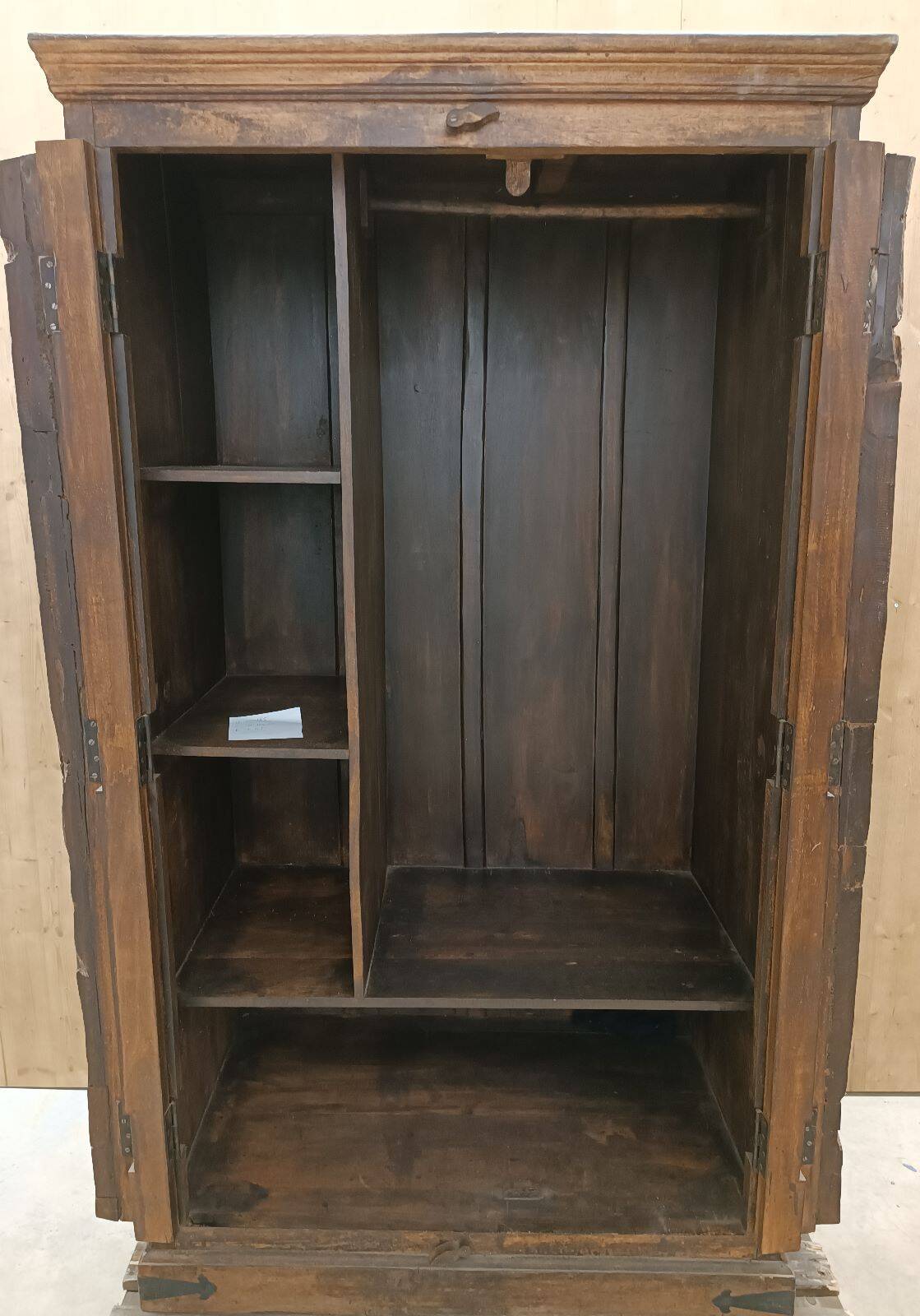 Ancienne Armoire penderie du Rajasthan - bois exotique, réalisée à partir de porte indienne antique