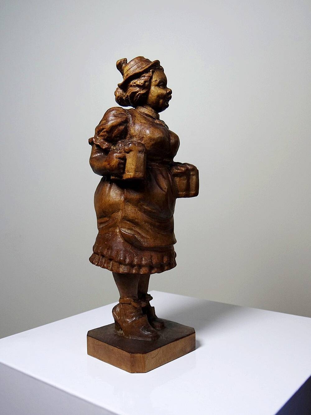 Sujet "La serveuse de bière" en bois sculpté Ludwig Roger Allemagne années