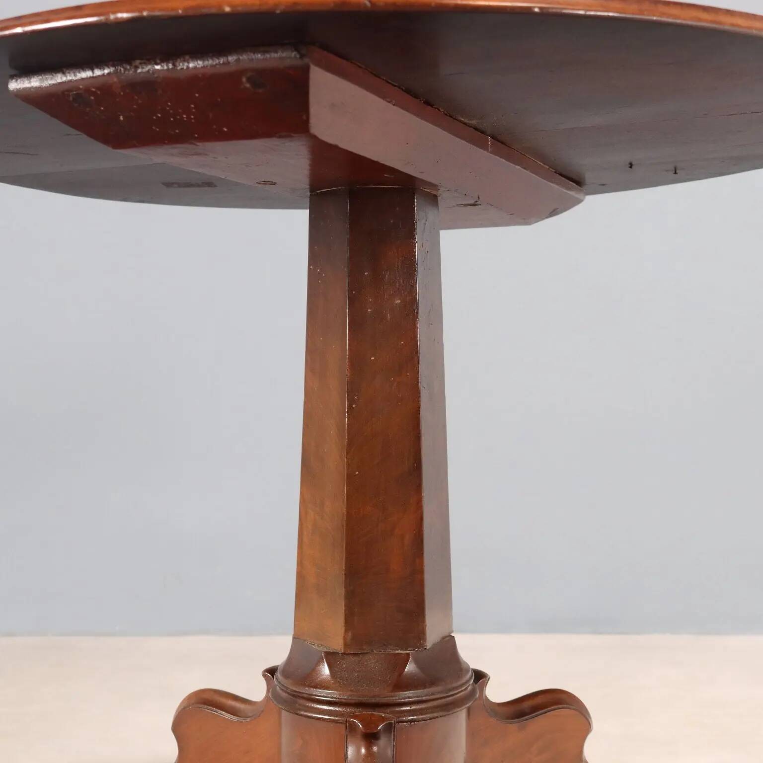 Small antique Louis-Philippe table in mahogany, Italy, 19th century.