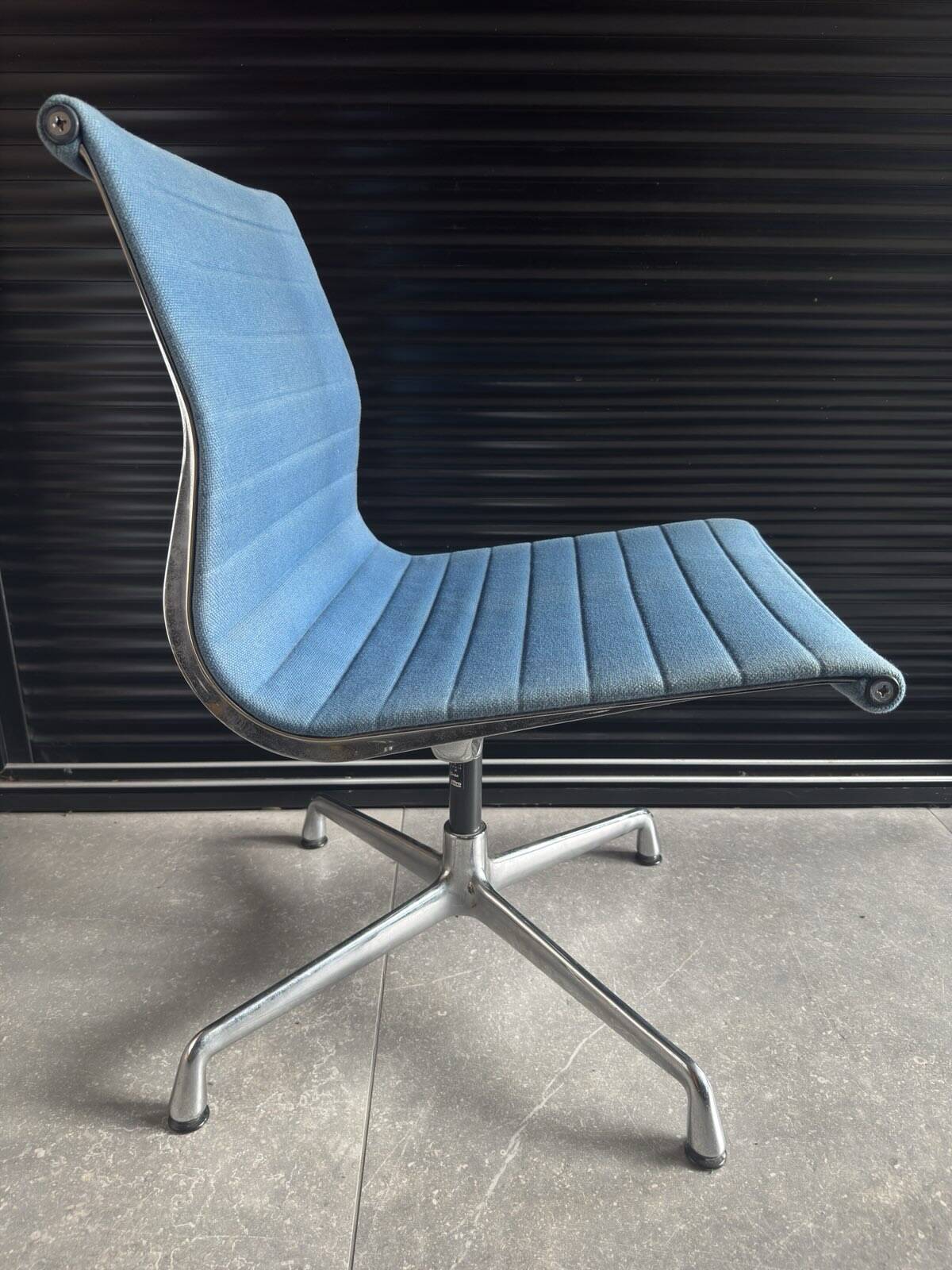 Charles Eames Office Chair VITRA Blue Fabric/Aluminium