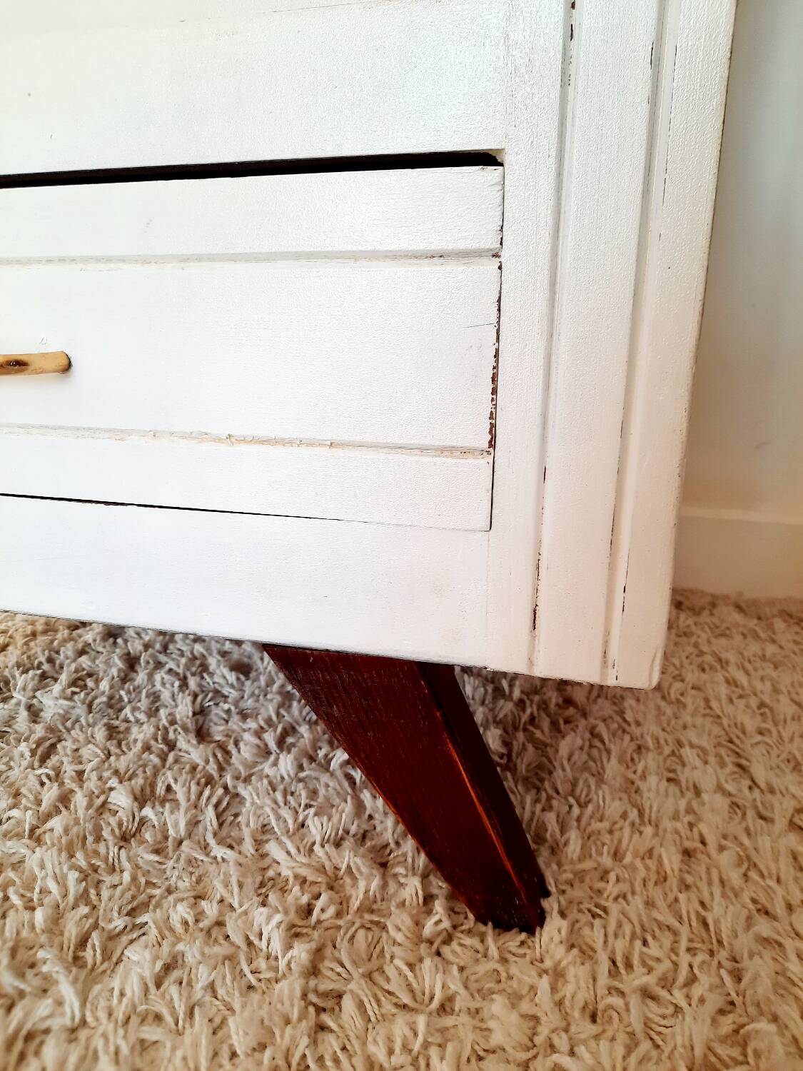 Chiffonnier/ Commode haute ancienne patinée blanc pieds compas
