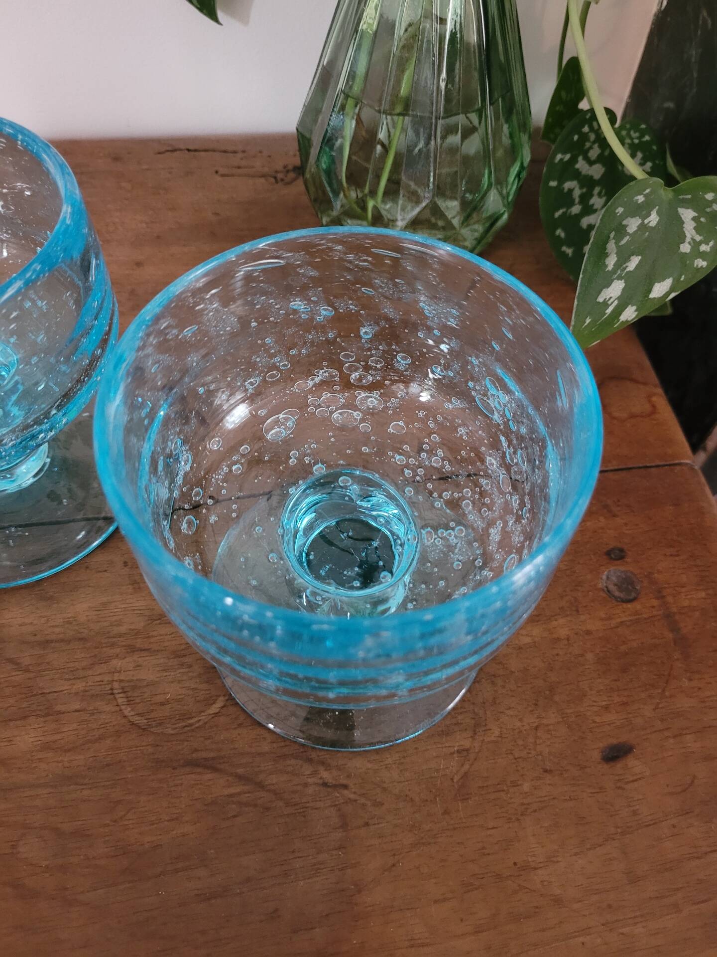 Coupes bleu en verre bullé