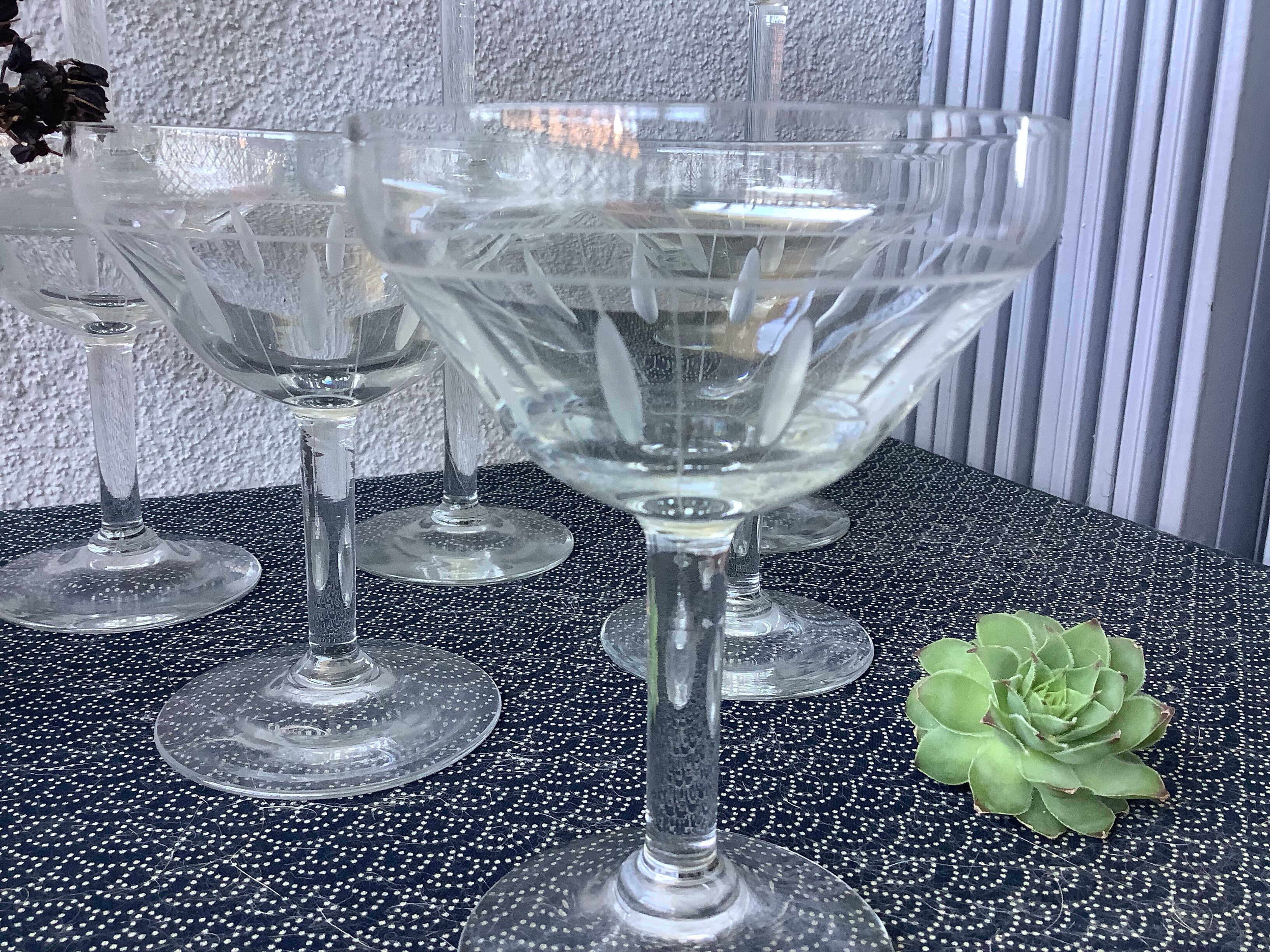 Champagne cups in art deco crystal, engraved with acid