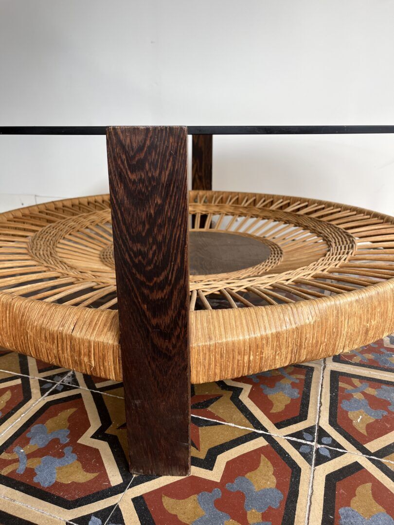 Table basse en verre fumé et rotin
