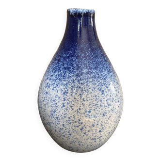 Vase bleu et blanc moucheté