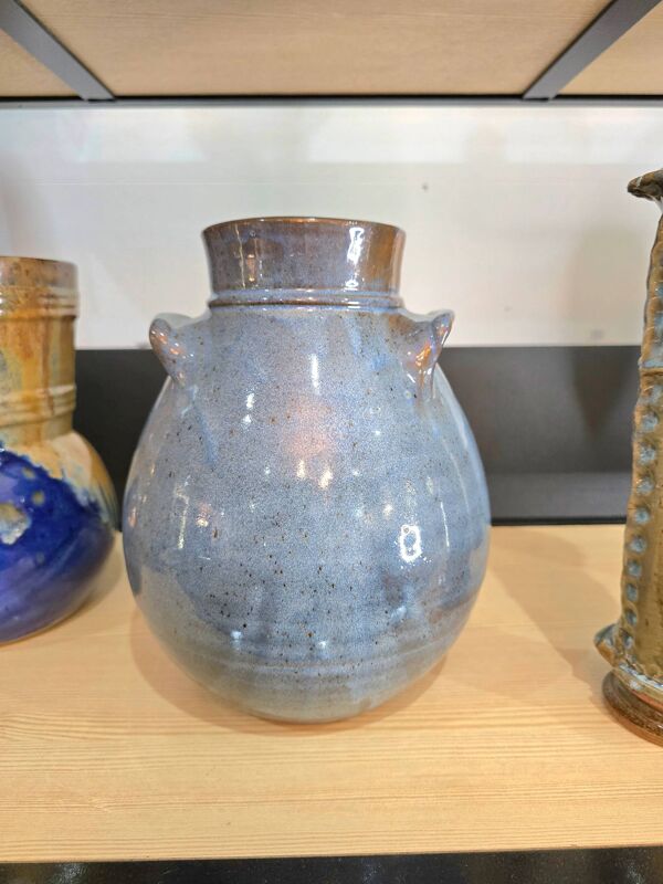 Vase en grès émaillé bleu – Forme pansue à anses – Travail artisanal