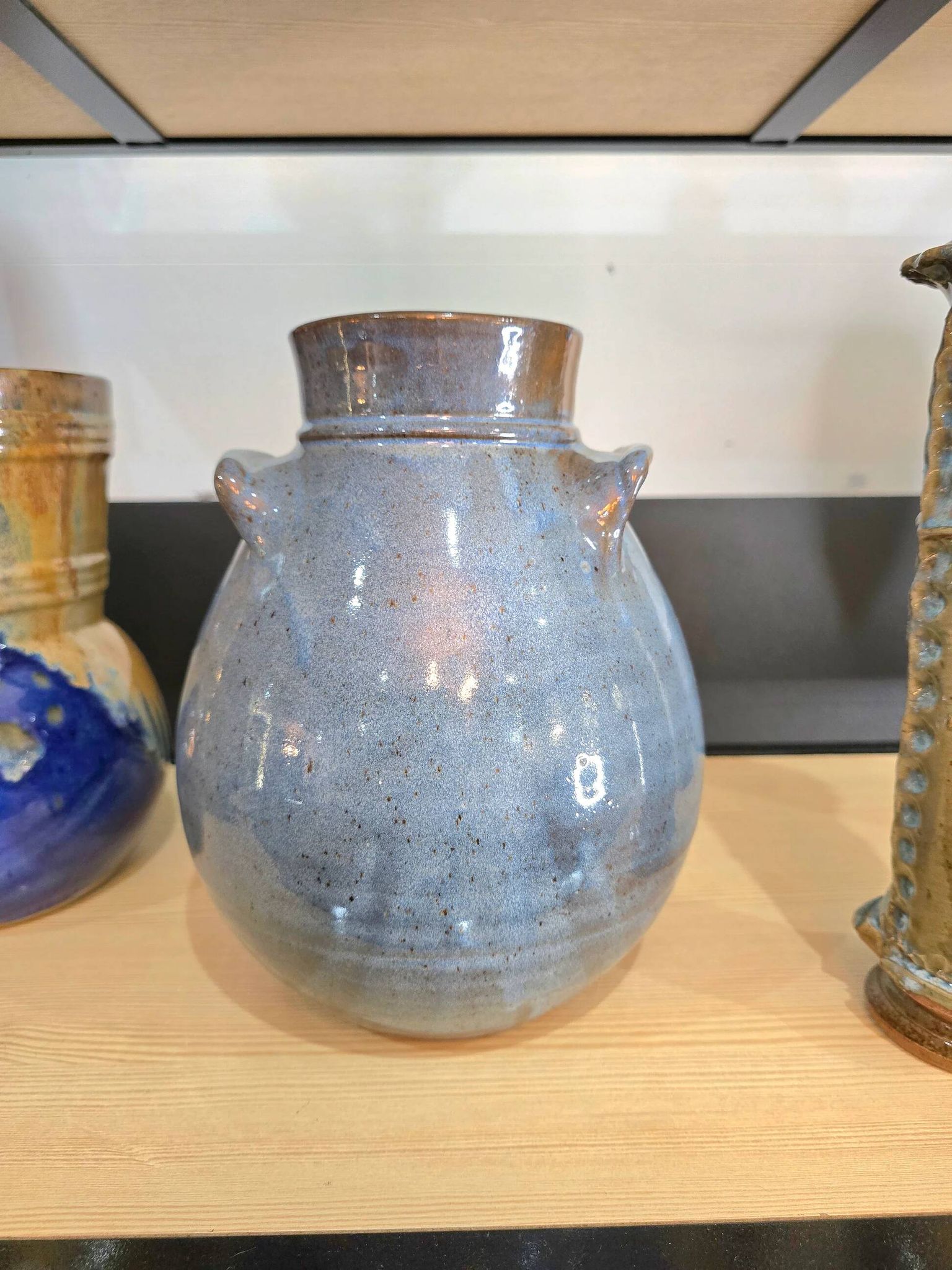 Vase en grès émaillé bleu – Forme pansue à anses – Travail artisanal