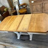 Extendable dining table