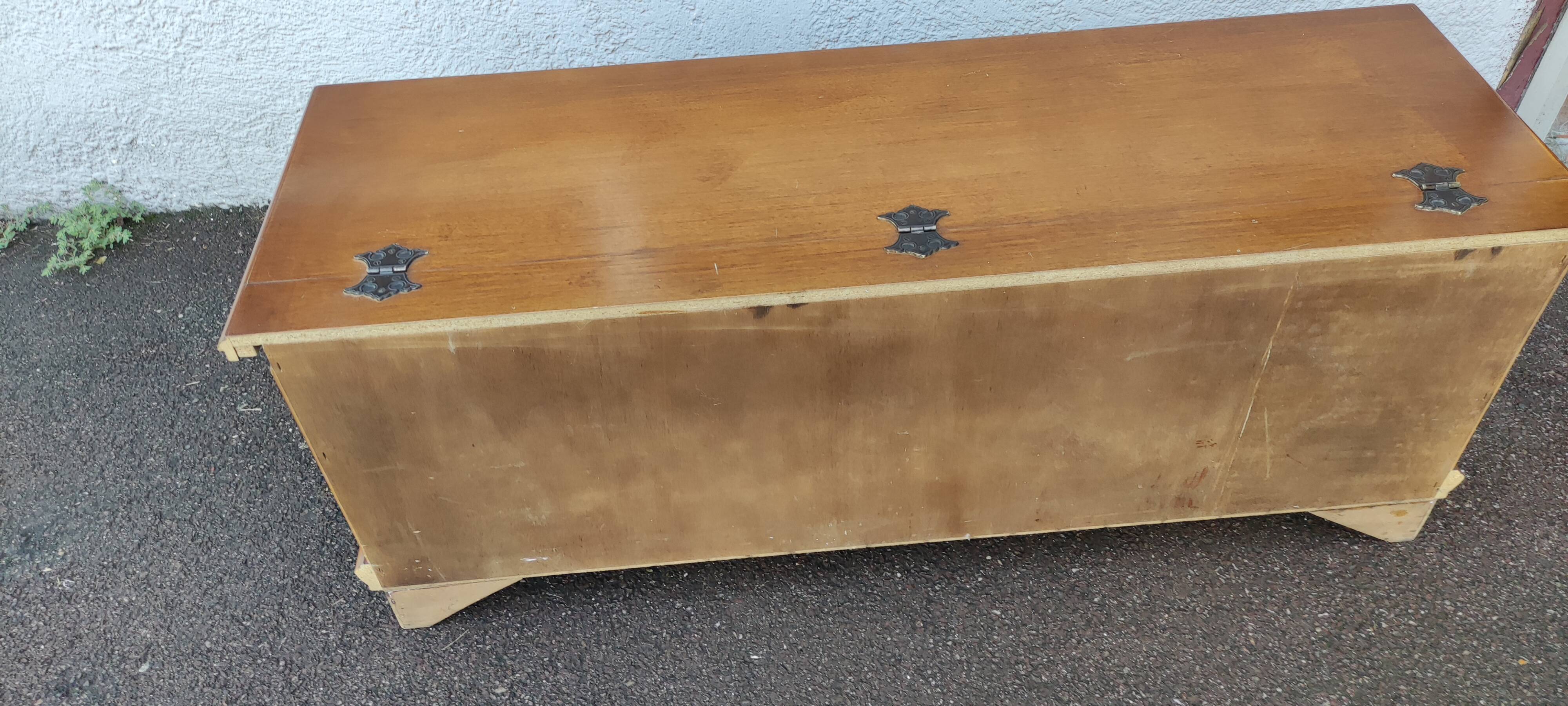 Chest bench