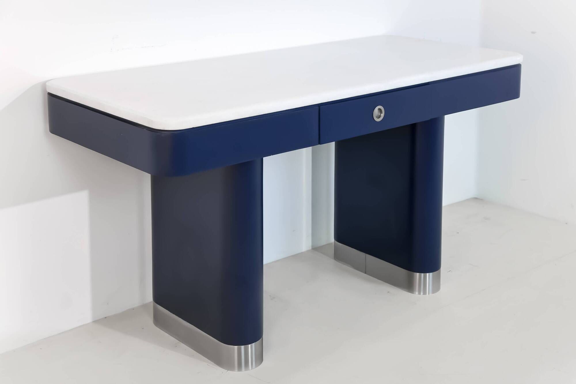 Table bleue vintage de style moderne du milieu du siècle avec plateau en marbre blanc