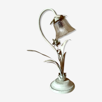 Lampe métal lazuré blanc fleurs et tulipe en verre