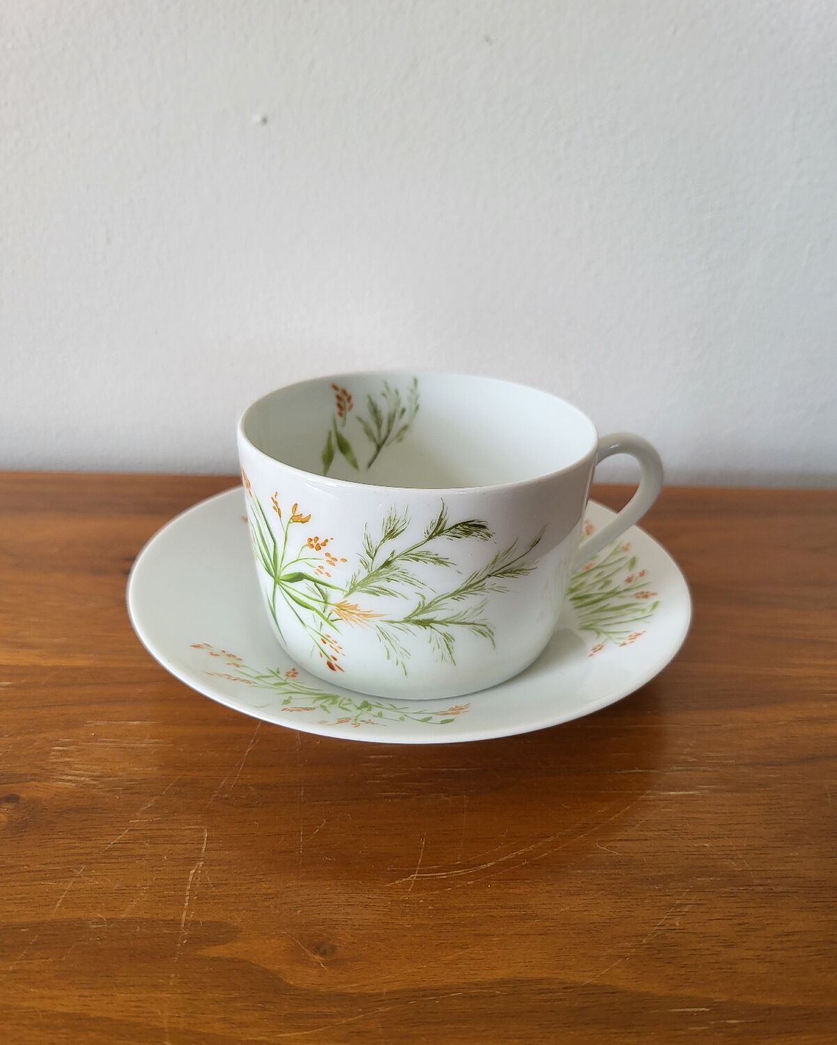 Tea cup and saucer in Limoges porcelain, Edith du Tertre design.