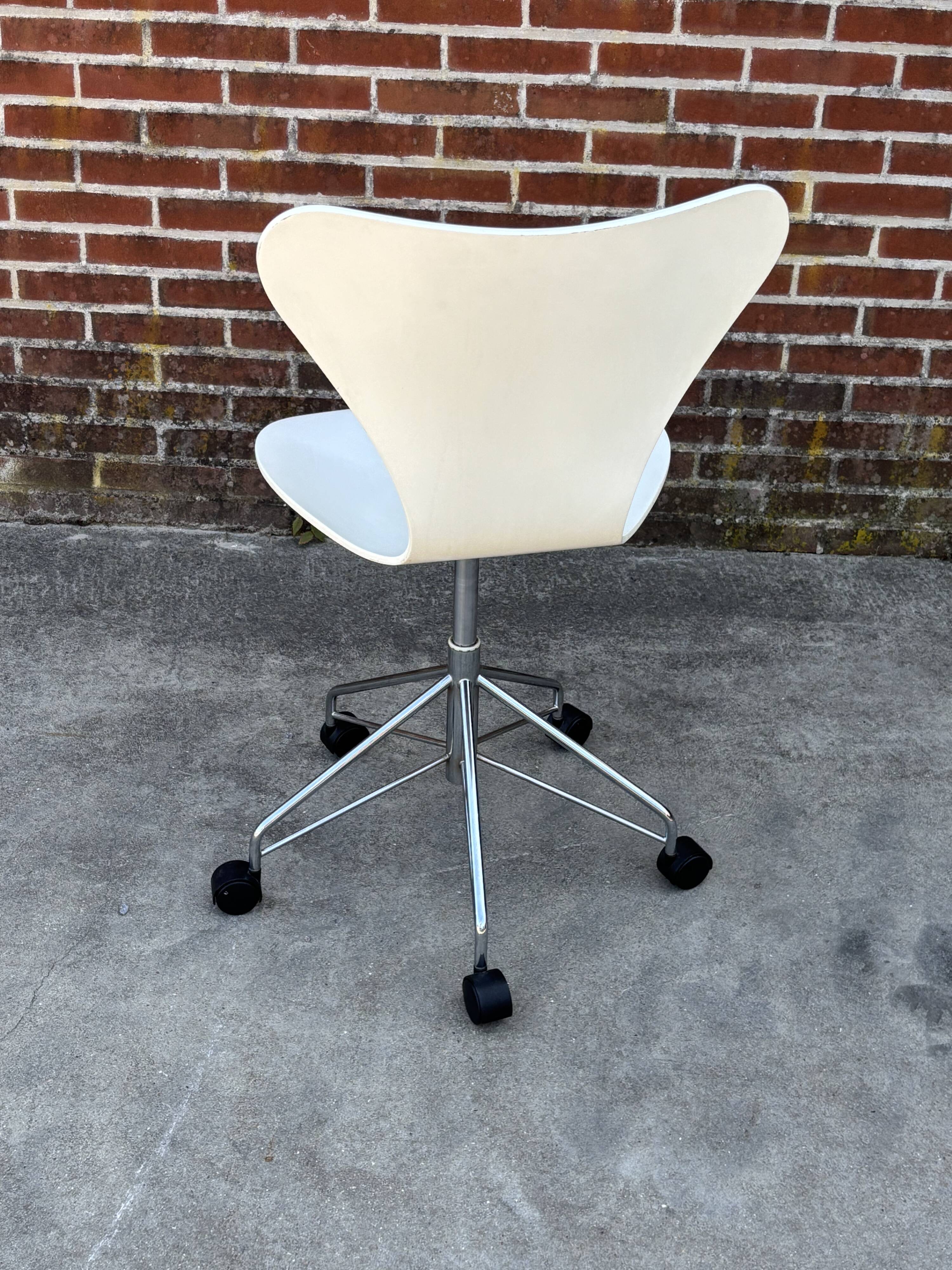 Vintage Desk Chair 3117 by Arne Jacobsen for Fritz Hansen in White