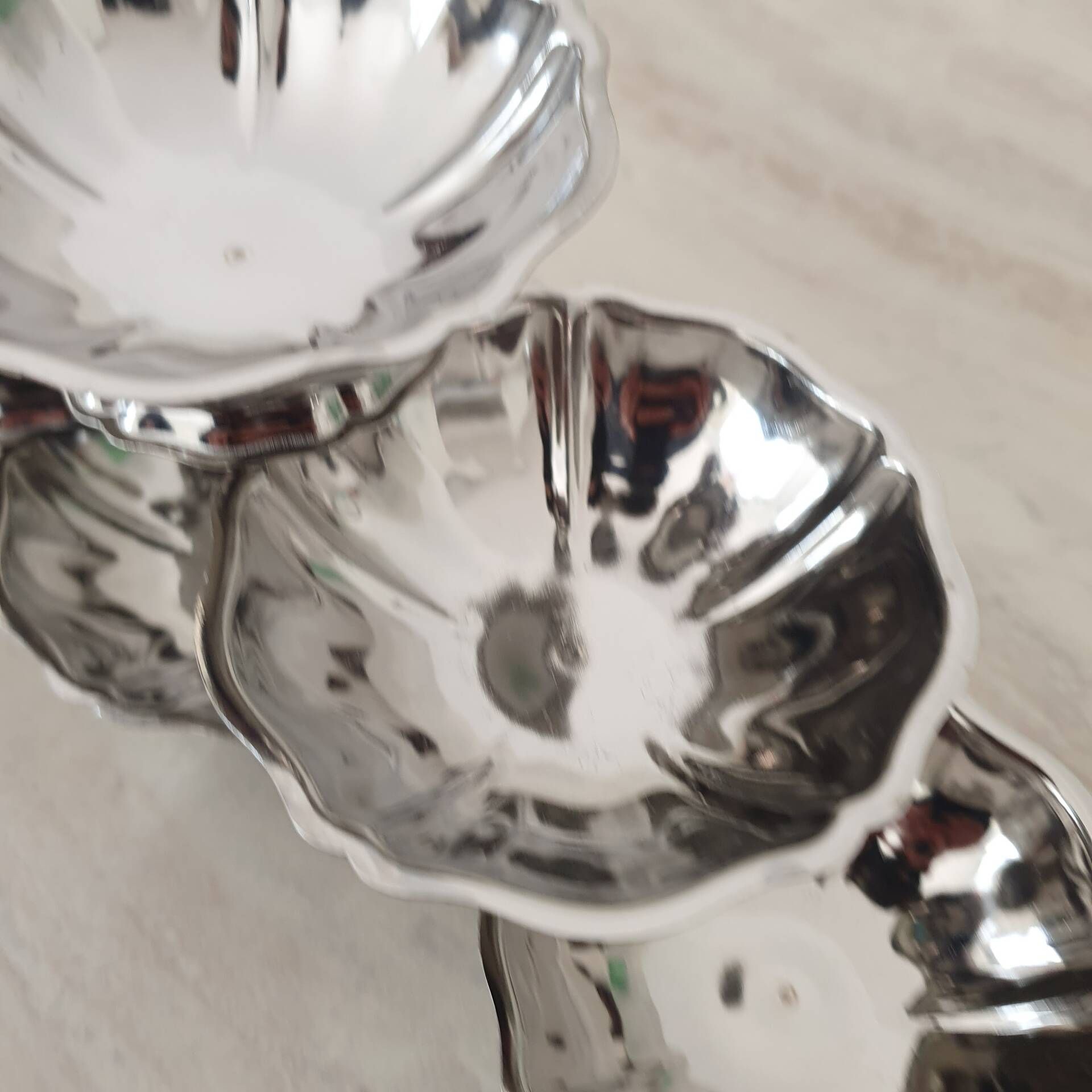 Dessert / ice cream bowls in 18/10 stainless steel, Guy Degrenne style, flower shape.